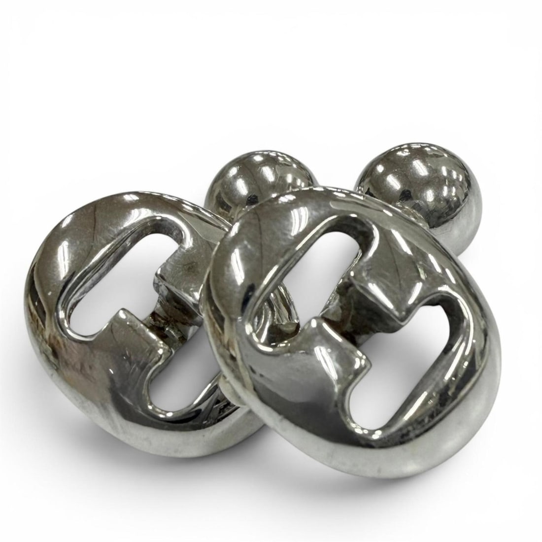 HERMES 925 H-logo hallmark cufflinks, silver, weight 16.6g, men's business cufflinks.: --- Catalog ---Category: SizeSize (HxWxD): 12.00mm x 17.00mm / 0.47'' x 0.67''Category: DesignType: CufflinksColor: SilverGender: MenMaterial: Silver 925Category: GeneralBrand: Hermes--- Item List ---
