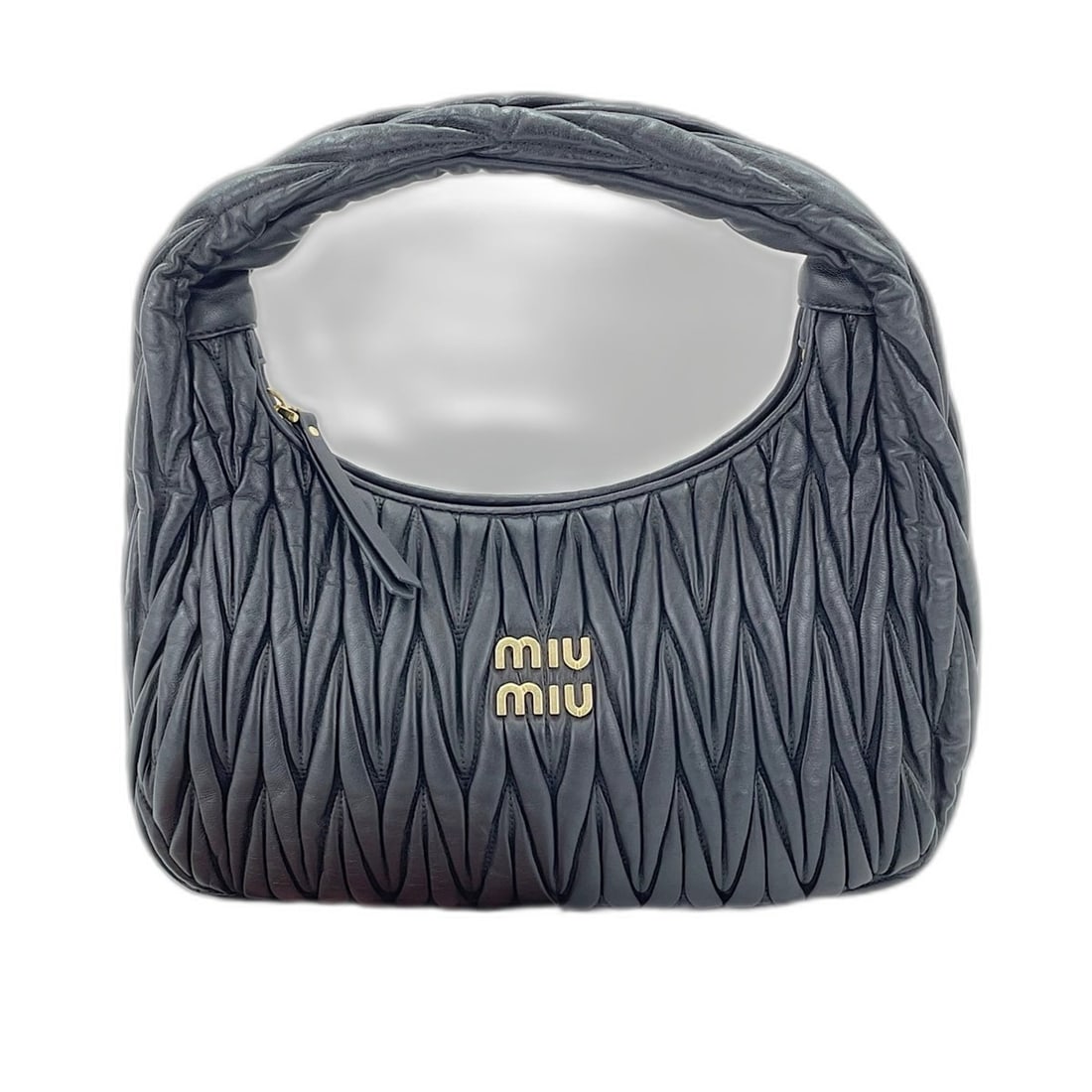 Miu Miu Miu Wonder Matelassé Handbag, Leather, Black: --- Catalog ---Category: SizeSize (HxWxD): 17cm x 27cm x 8cm / 6.69'' x 10.62'' x 3.14''Category: DesignType: HandbagColor: BlackGender: WomenMaterial: Leather Category: GeneralBrand: Miu Miu--- Item 