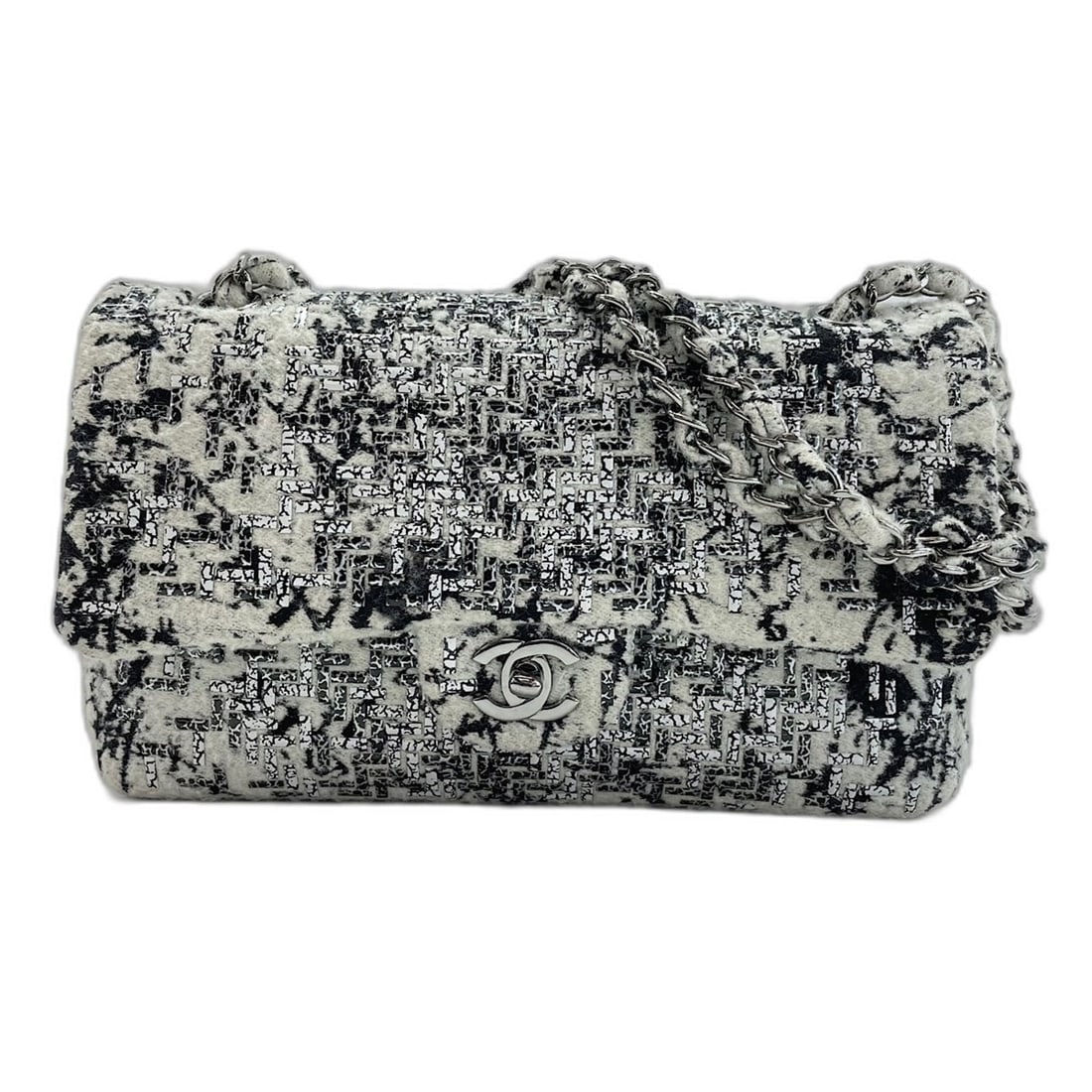 Chanel Tweed Shoulder Bag, Multicolor: --- Catalog ---Category: SizeSize (HxWxD): 15cm x 25cm x 7cm / 5.9'' x 9.84'' x 2.75''Category: DesignType: Shoulder bagColor: Multi-colorGender: WomenMaterial: Tweed Category: GeneralBrand: Chanel---
