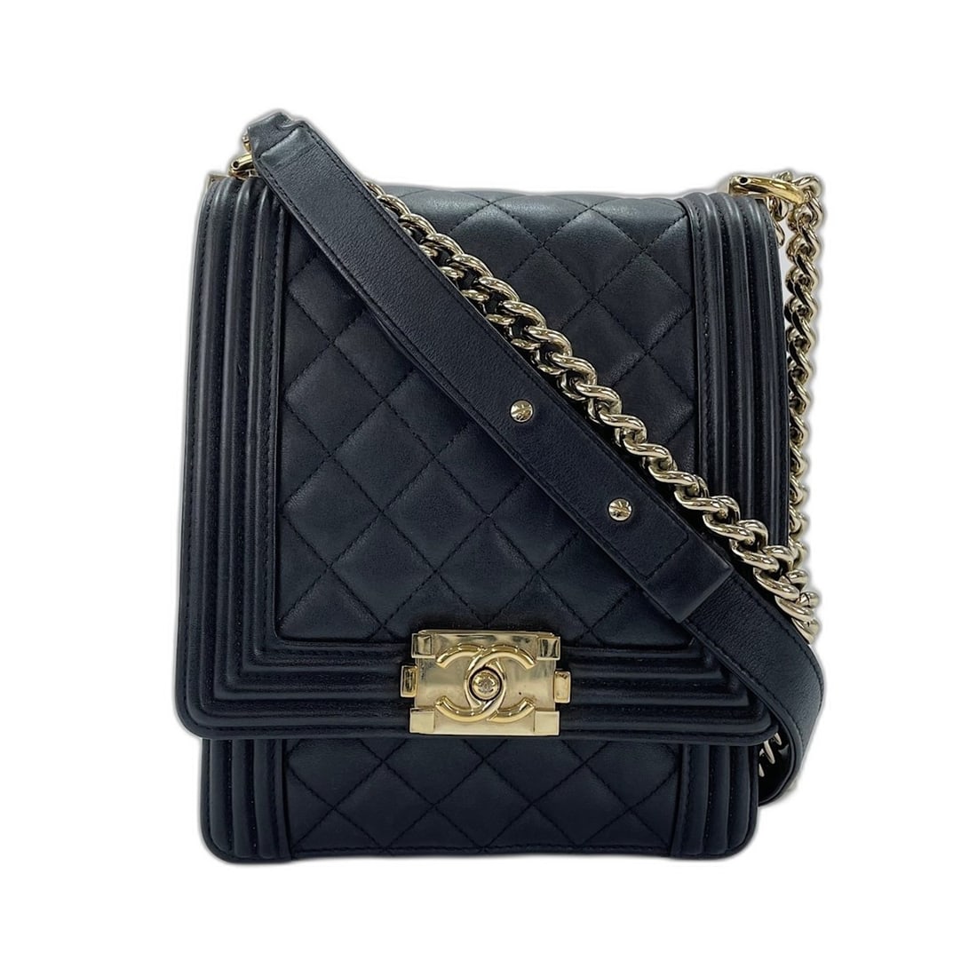 Chanel Boy Shoulder Bag, Lambskin, Black: --- Catalog ---Category: SizeSize (HxWxD): 20cm x 16cm x 4cm / 7.87'' x 6.29'' x 1.57''Strap Length: 63cm / 24.8''Category: DesignType: Shoulder bagColor: BlackGender: WomenMaterial: Leather Leather/F