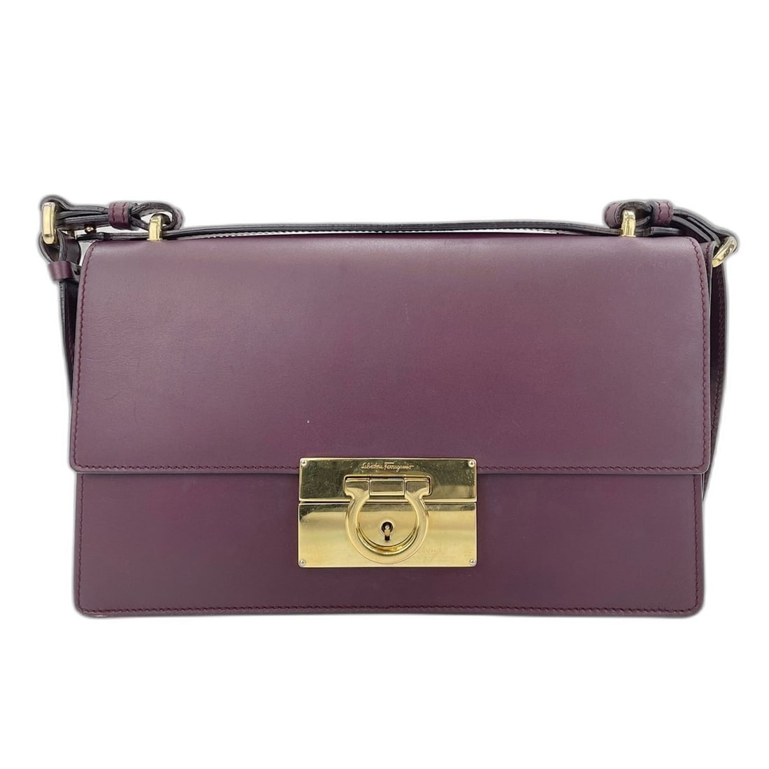 Salvatore Ferragamo Gancini Shoulder Bag, Leather, Wine Red: --- Catalog ---Category: SizeHandle Drop: 5.00cm / 1.97''Size (HxWxD): 14cm x 24cm x 6cm / 5.51'' x 9.44'' x 2.36''Strap Length: 94cm / 37''Category: DesignType: Shoulder bagColor: WineGender: WomenMa