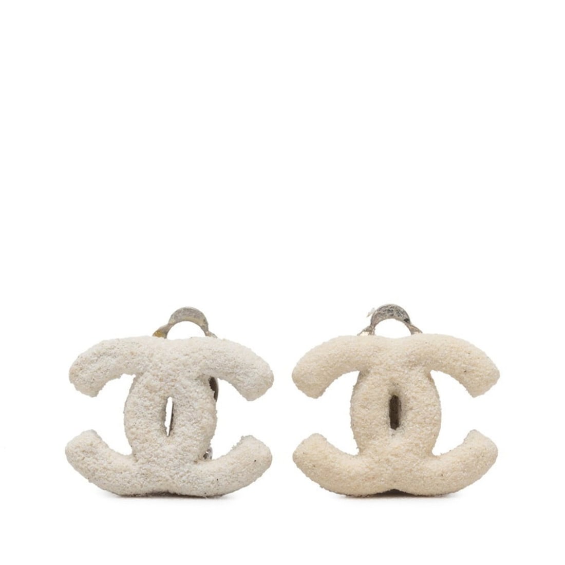 Chanel Coco Mark Earrings 03A White Metal Women's CHANEL: --- Catalog ---Category: SizeSize (HxWxD): 14.70mm x 19.00mm / 0.58'' x 0.75''Category: DesignType: Clip earringsColor: WhiteGender: WomenMaterial: MetalCategory: GeneralBrand: Chanel--- Item List ---