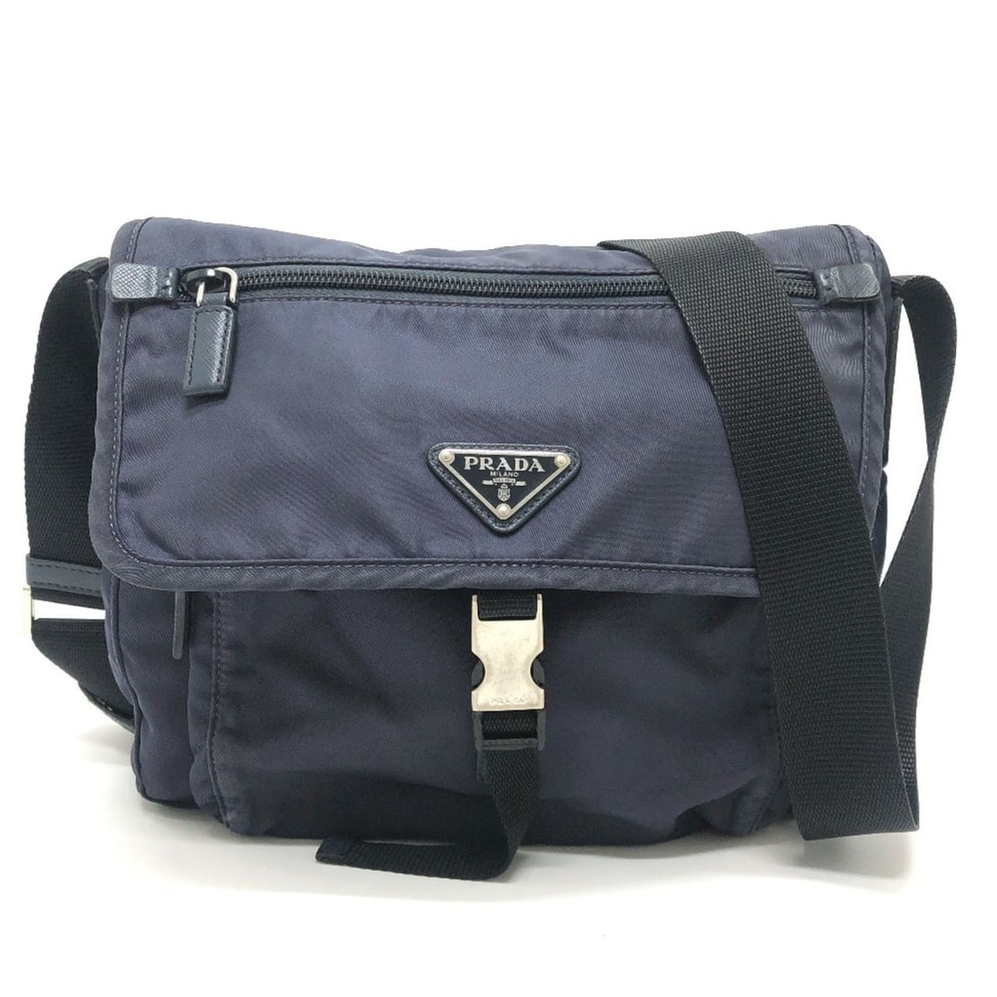 PRADA 1BD994 Triangle Bag, Crossbody Shoulder Logo Plate, Flap, Messenger Nylon, Women's, Navy: --- Catalog ---Category: SizeSize (HxWxD): 23cm x 25.5cm x 9cm / 9.05'' x 10.03'' x 3.54''Category: DesignType: Shoulder bagColor: NavyGender: WomenMaterial: Nylon Category: GeneralMPN: 1BD994Brand: P