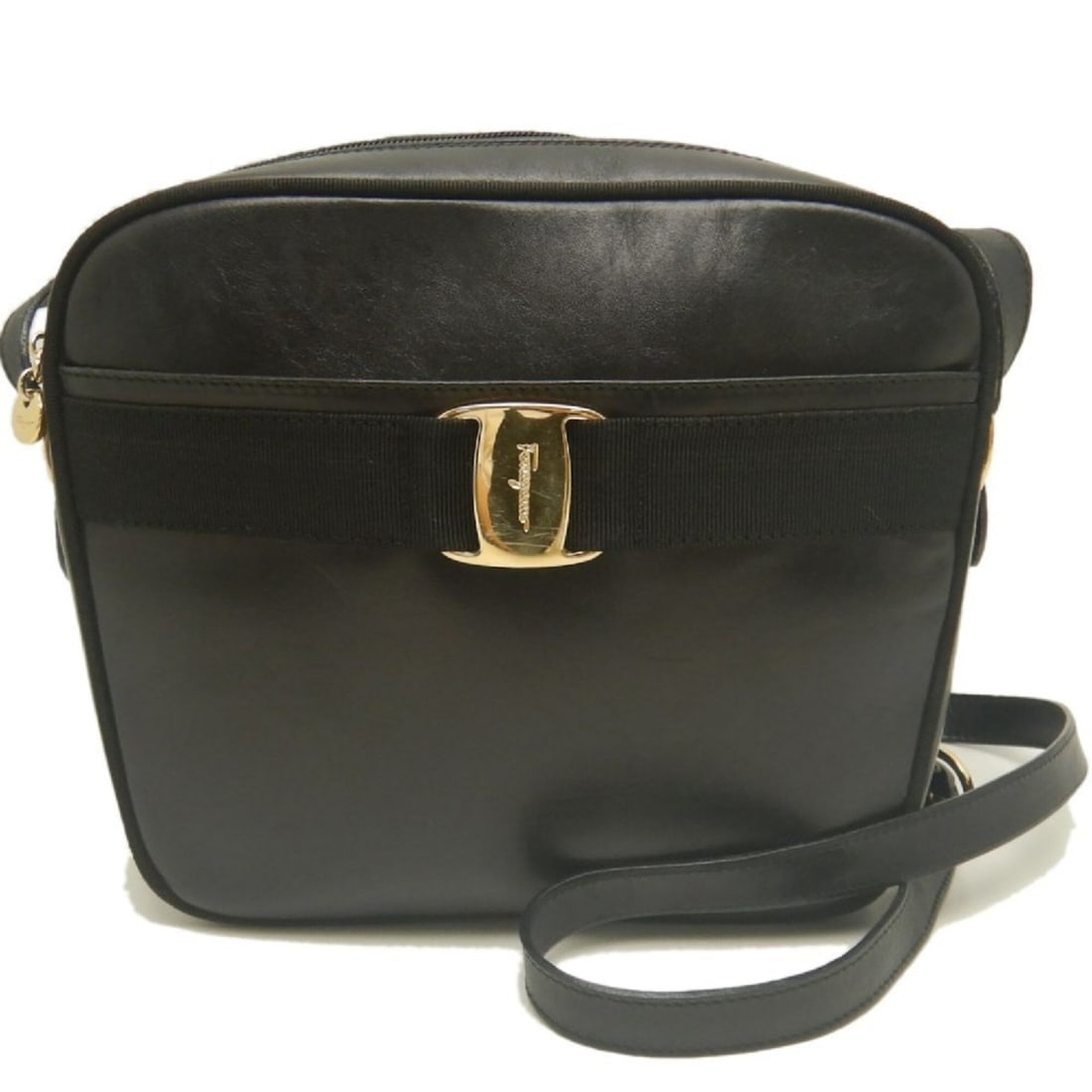 Salvatore Ferragamo Vara A21 6677 Shoulder Bag, Leather, Black, Women's 254064: --- Catalog ---Category: SizeSize (HxWxD): 20cm x 24cm x 7cm / 7.87'' x 9.44'' x 2.75''Strap Length: 116cm - 124cm / 45.66'' - 48.81''Category: DesignType: Shoulder bagColor: BlackGender: WomenClosure