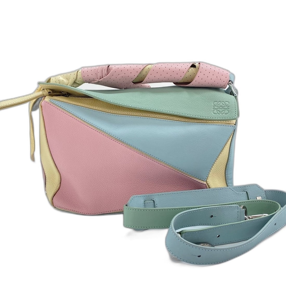 Loewe Puzzle Bag Medium 2-Way Leather Handbag, Multicolor: --- Catalog ---Category: SizeSize (HxWxD): 18cm x 31cm x 13cm / 7.08'' x 12.2'' x 5.11''Category: DesignType: HandbagColor: Multi-colorGender: WomenMaterial: Leather Category: GeneralLine: PuzzleBrand