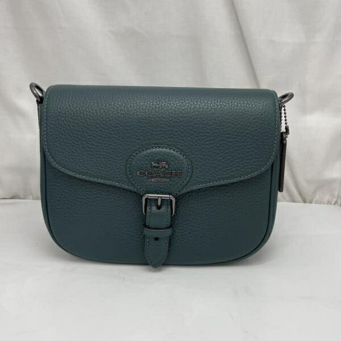 COACH Amelia Saddle Bag Shoulder Green: --- Catalog ---Category: SizeSize (HxWxD): 17cm x 22cm x 7cm / 6.69'' x 8.66'' x 2.75''Category: DesignType: Saddle bag, Shoulder bagColor: GreenGender: WomenCategory: GeneralBrand: Coach--- Item