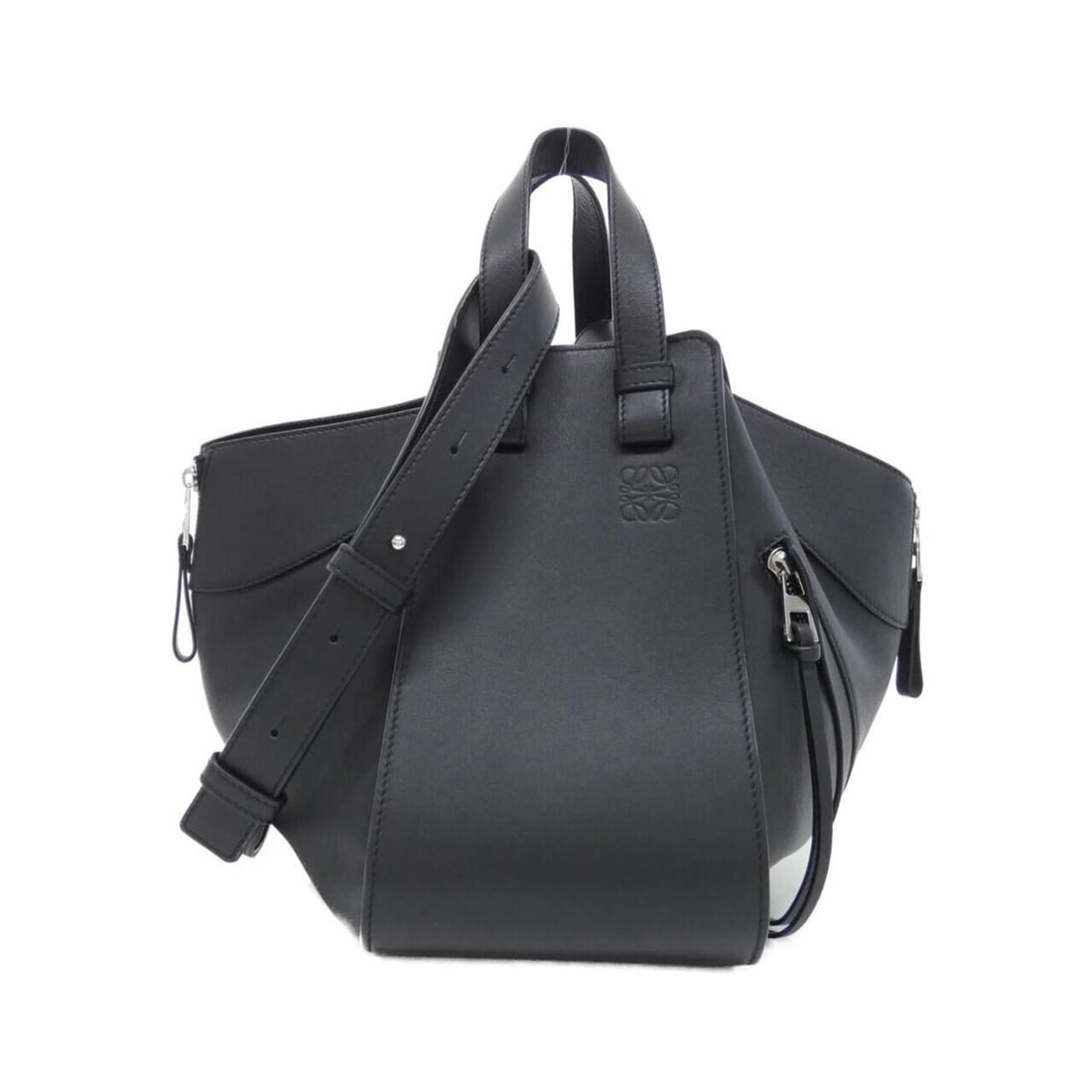 Loewe Hammock Small 387 30 S35 Shoulder Bag: --- Catalog ---Category: SizeSize (HxWxD): 24cm x 32cm x 28cm / 9.44'' x 12.59'' x 11.02''Category: DesignType: Shoulder bagColor: BlackGender: WomenMaterial: Leather Category: GeneralMPN: 387 30