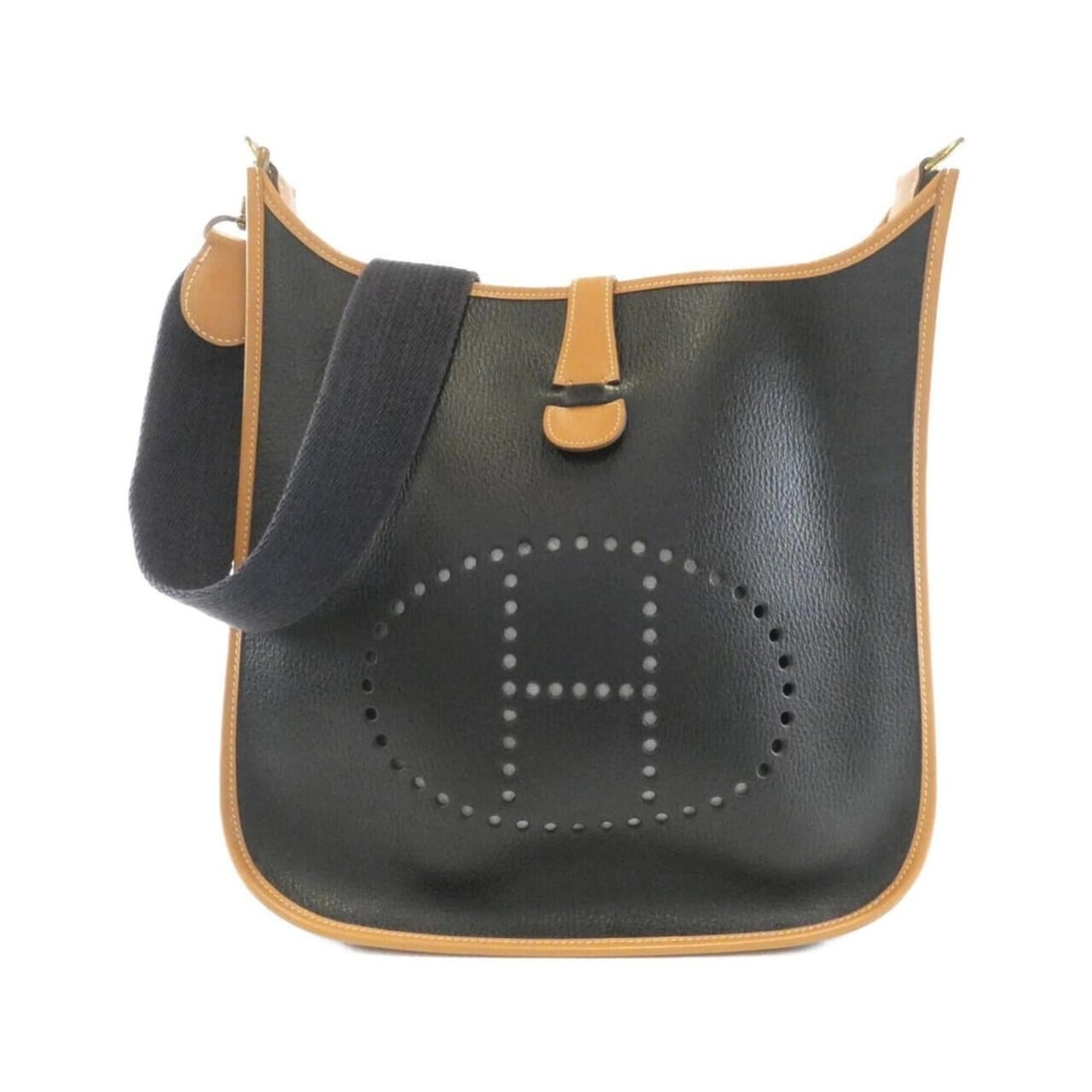 Hermes Evelyne GM Shoulder Bag: --- Catalog ---Category: SizeSize (HxWxD): 32cm x 30cm x 9cm / 12.59'' x 11.81'' x 3.54''Category: DesignType: Shoulder bagColor: BlackGender: WomenMaterial: Ardennes leather Hardware Color: