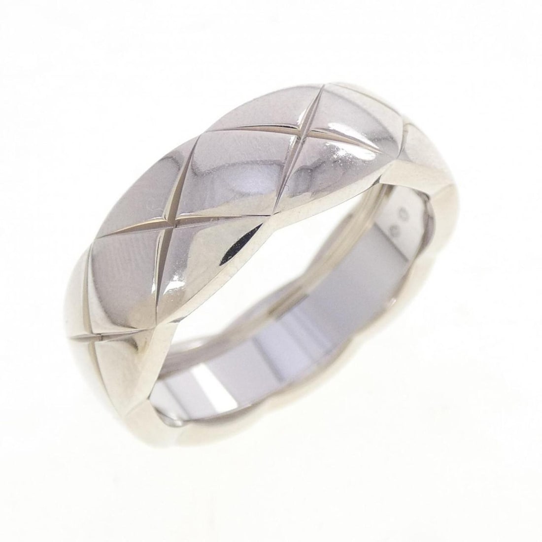 Chanel Coco Crush Medium Ring: --- Catalog ---Category: SizeUS Size: 8.5Brand Size: 57Category: DesignType: Band ringColor: White goldGender: Women,MenMaterial: White gold (18K)Category: GeneralMPN: J10570Brand: Chanel--- Item List