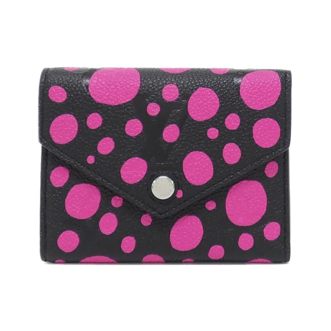Louis Vuitton Monogram Empreinte (LV X YK) Portefeuille Victorine M81956 Wallet: --- Catalog ---Category: SizeSize (HxWxD): 9cm x 12cm x 2cm / 3.54'' x 4.72'' x 0.78''Category: DesignType: Wallet (tri-fold)Color: Black, FuchsiaGender: WomenMaterial: Leather Leather/Fur Type: Calf