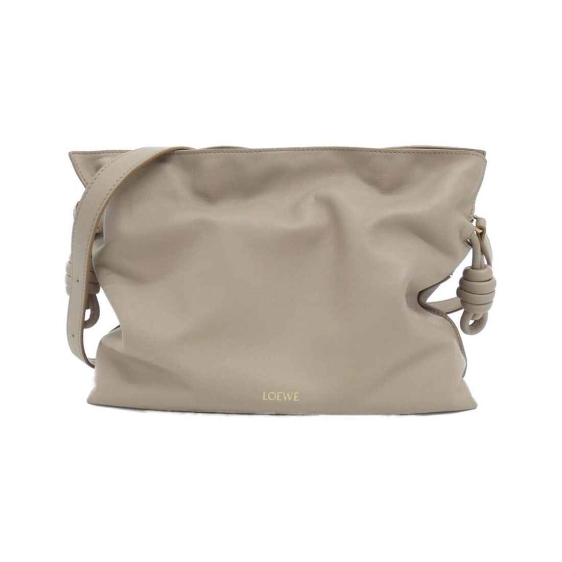 Loewe Flamenco Clutch Medium A411FC1XD4 Handbag: --- Catalog ---Category: SizeSize (HxWxD): 24cm x 30cm x 9cm / 9.44'' x 11.81'' x 3.54''Category: DesignType: HandbagColor: Beige, SandGender: Women,MenMaterial: Leather Leather/Fur Type: