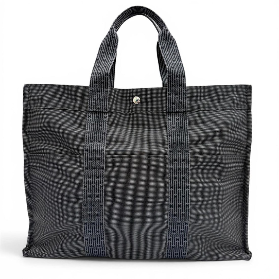 HERMES Hermes Herline Tote GM Silver Hardware Sellier Button Handbag Bag Gray Made in France Men's: --- Catalog ---Category: SizeSize (HxWxD): 35cm x 46.5cm x 14.5cm / 13.77'' x 18.3'' x 5.7''Category: DesignType: Handbag, Tote bagColor: GrayGender: MenMaterial: Polyamide , Polyester Hardware Color: