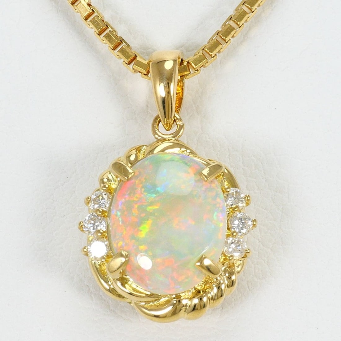 18K (18-karat) Yellow Gold Necklace with 0.96ct Opal and 0.101ct Diamonds, Card Included, Total (1 of 7)