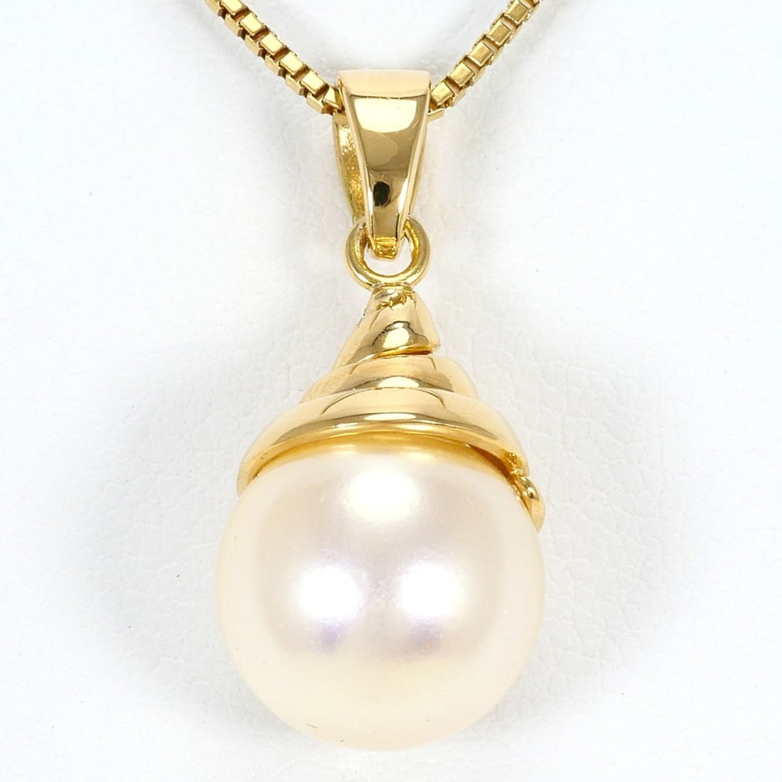 18K (18-karat) Yellow Gold Necklace with Imitation Pearls, Total Weight 6.0g, 40cm, Jewelry: --- Catalog ---Category: SizeWeight: 6g / 0.21oz.Pendant Size: 24mm x 10mm / 0.94'' x 0.39''Neck Circumference: 40 cm / 15.74''Category: DesignColor: Yellow goldMetal: GoldStone: Artificial pearlGende