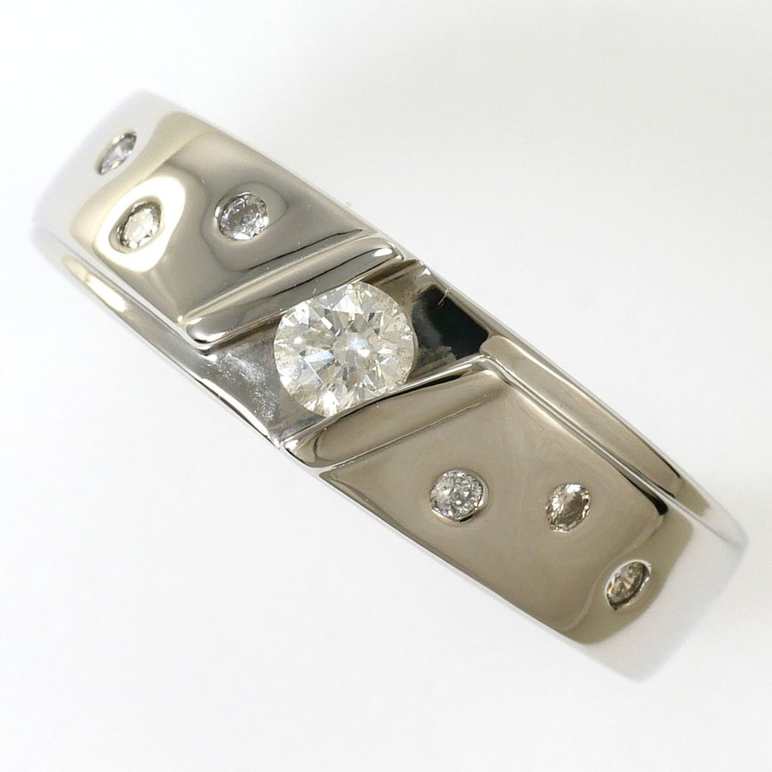 PT900 Platinum Ring, 1 Diamond (0.20ct), Total Weight 4.1g, Jewelry: --- Catalog ---Category: SizeWidth: 6mm / 0.24''Weight: 4.1g / 0.14oz.JP Size: 11US Size: 6Category: DesignType: Band ringColor: PlatinumStone: DiamondGender: WomenMaterial: Platinum 900Weight (ct.): 