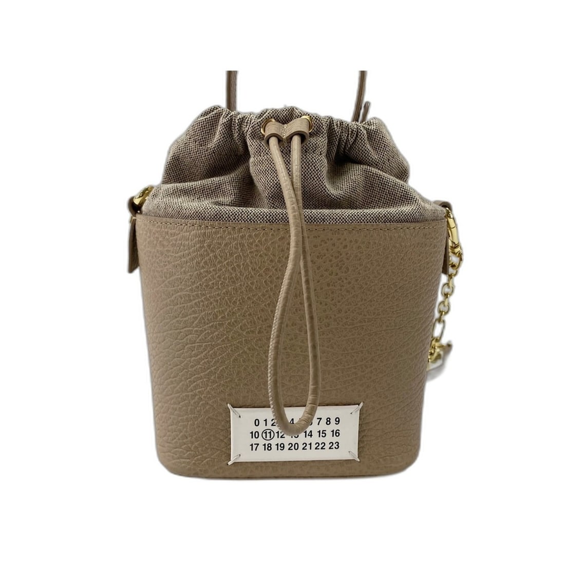 CHANEL Matelassé Shoulder Bag, Brown: --- Catalog ---Category: SizeSize (HxWxD): 14cm x 19cm x 12cm / 5.51'' x 7.48'' x 4.72''Category: DesignType: HandbagColor: BeigeGender: WomenCategory: GeneralBrand: Maison Margiela--- Item List