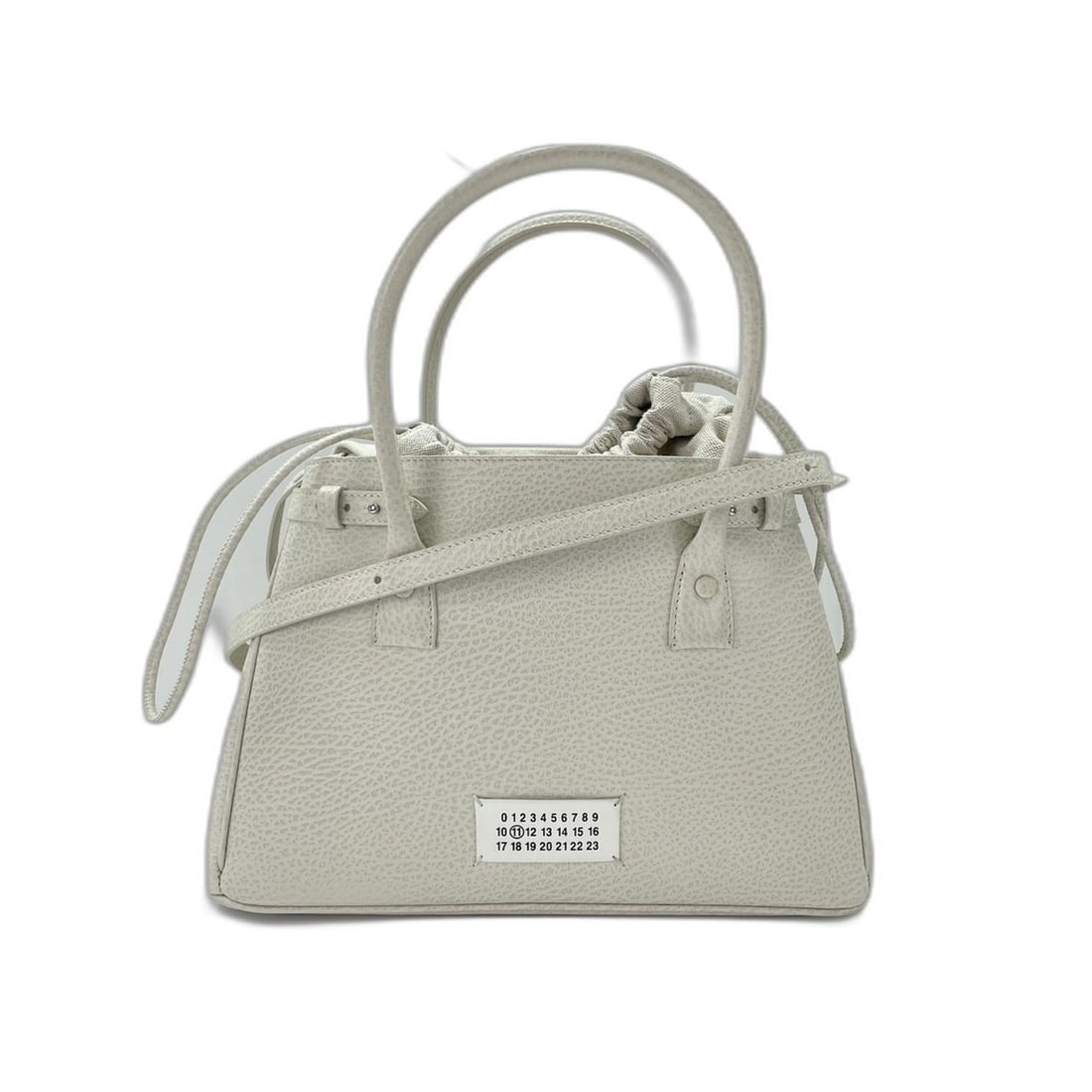 CHANEL Shoulder Bag, Black: --- Catalog ---Category: SizeSize (HxWxD): 22cm x 31cm x 15cm / 8.66'' x 12.2'' x 5.9''Category: DesignType: HandbagColor: WhiteGender: WomenCategory: GeneralBrand: Maison Margiela--- Item List ---Sec