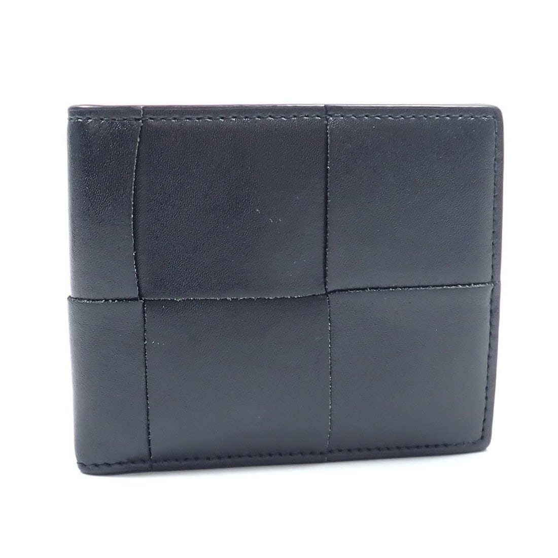 Bottega Veneta men's bi-fold wallet, black leather.: --- Catalog ---Category: SizeSize (HxWxD): 9cm x 10.5cm x 1.5cm / 3.54'' x 4.13'' x 0.59''Category: DesignType: Wallet (bi-fold)Color: BlackGender: MenMaterial: Leather Category: GeneralBrand: Bottega