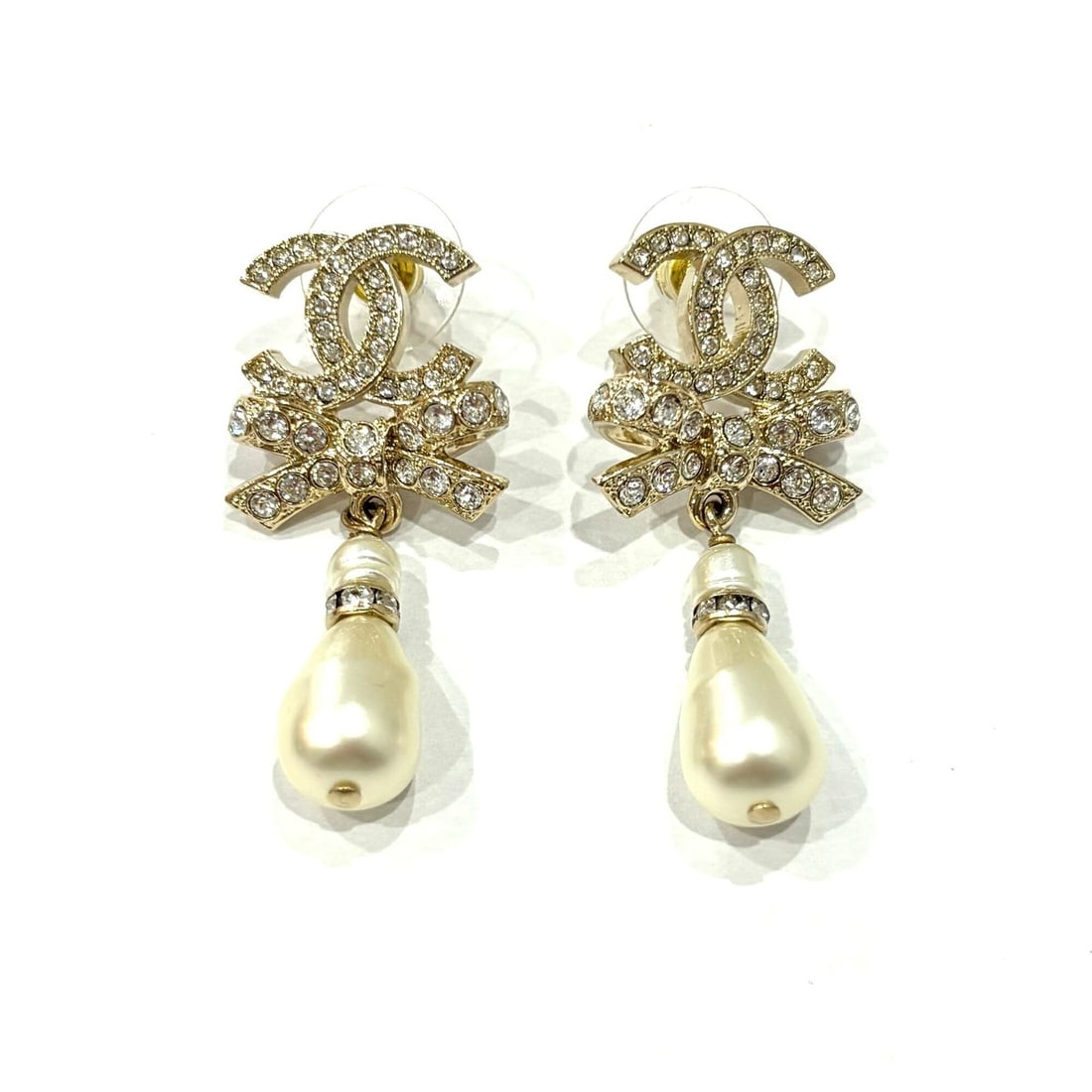 Chanel Coco Mark Ribbon Earrings, Faux Pearl, GP B23S CHANEL: --- Catalog ---Category: SizeWeight: 15.6g / 0.55oz.Size (HxWxD): 43.00mm x 20.00mm / 1.69'' x 0.79''Category: DesignType: Drop earringsFinish: Gold platedGender: WomenCategory: GeneralBrand: