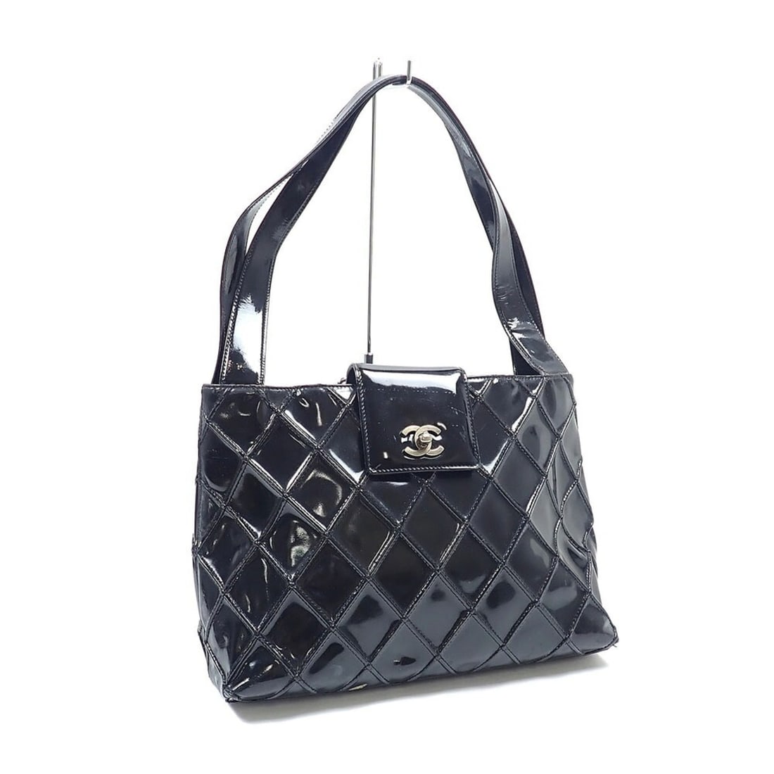 Chanel tote bag for women, black, patent leather.: --- Catalog ---Category: SizeSize (HxWxD): 20cm x 30cm x 8cm / 7.87'' x 11.81'' x 3.14''Category: DesignType: Tote bagColor: BlackGender: WomenMaterial: Patent leather Category: GeneralBrand: Chanel--