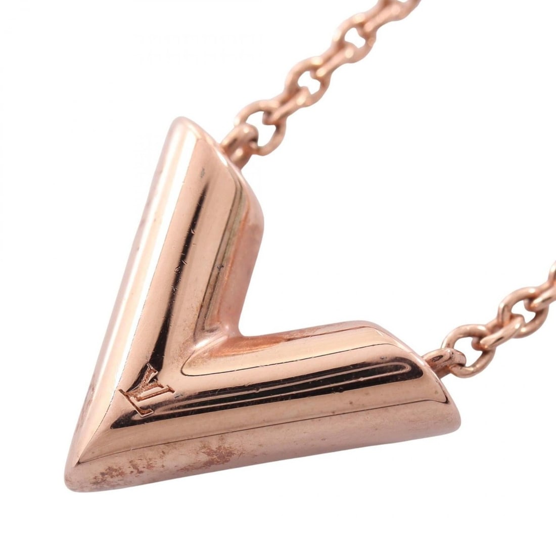 Louis Vuitton Essential V Necklace Jewelry GP (Gold Plated) Women's Gold Tone M80137: --- Catalog ---Category: SizePendant Size: 13mm x 15mm / 0.51'' x 0.59''Neck Circumference: 41 cm - 46 cm / 16.14'' - 18.11''Category: DesignColor: GoldGender: WomenMaterial: Gold platingNecklace Type