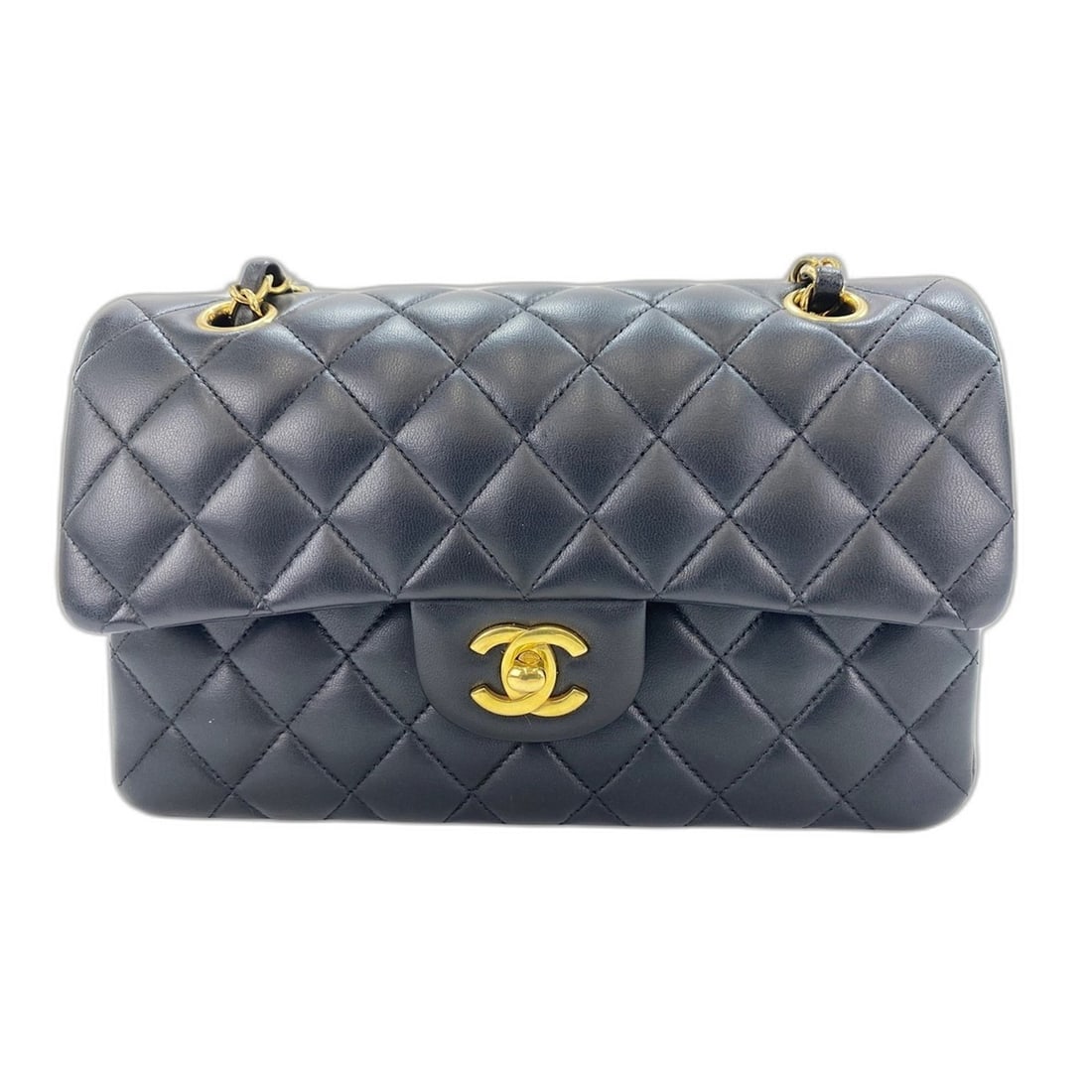 CHANEL Matelassé Shoulder Bag, Lambskin, Navy: --- Catalog ---Category: SizeHandle Drop: 24.00cm / 9.45''Size (HxWxD): 14cm x 23cm x 6cm / 5.51'' x 9.05'' x 2.36''Category: DesignType: Shoulder bagColor: NavyGender: WomenClosure: FlapMaterial: Lea