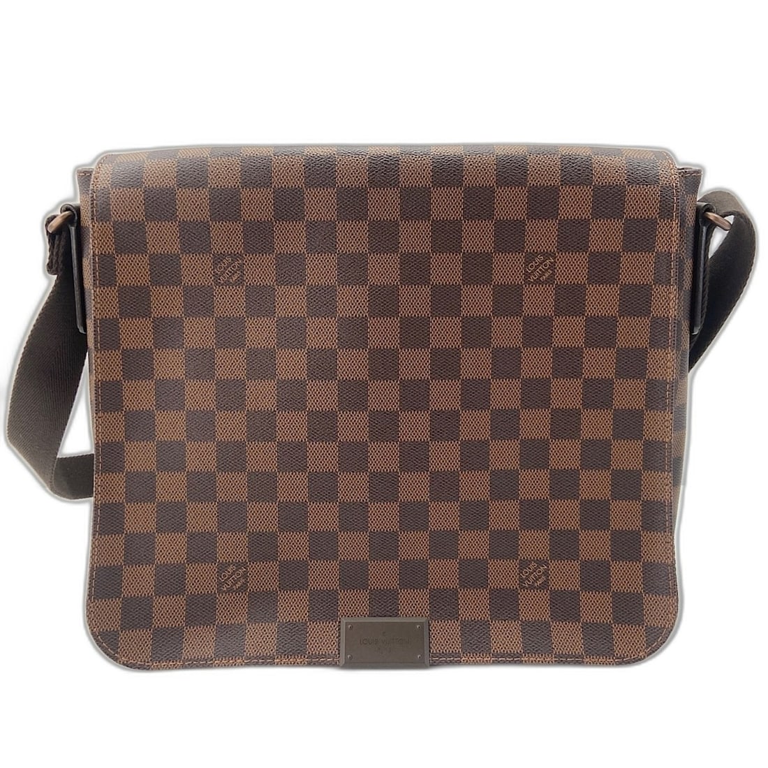 LOUIS VUITTON Damier District MM Shoulder Bag, Brown: --- Catalog ---Category: SizeSize (HxWxD): 25cm x 31cm x 8cm / 9.84'' x 12.2'' x 3.14''Strap Length: 150cm / 59.05''Category: DesignType: Shoulder bagColor: Brown, Damier CanvasGender: UnisexMaterial: