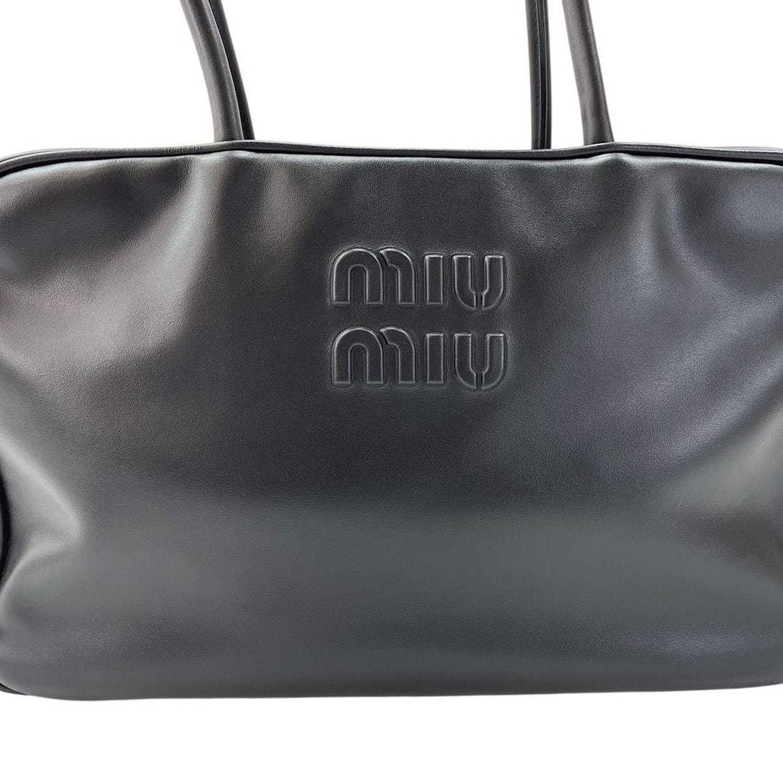 Miu Miu Miu Bow Bag Handbag Black: --- Catalog ---Category: SizeHandle Drop: 20.00cm / 7.87''Size (HxWxD): 22cm x 34cm x 10cm / 8.66'' x 13.38'' x 3.93''Category: DesignType: HandbagColor: BlackGender: WomenCategory: GeneralBrand: Miu 