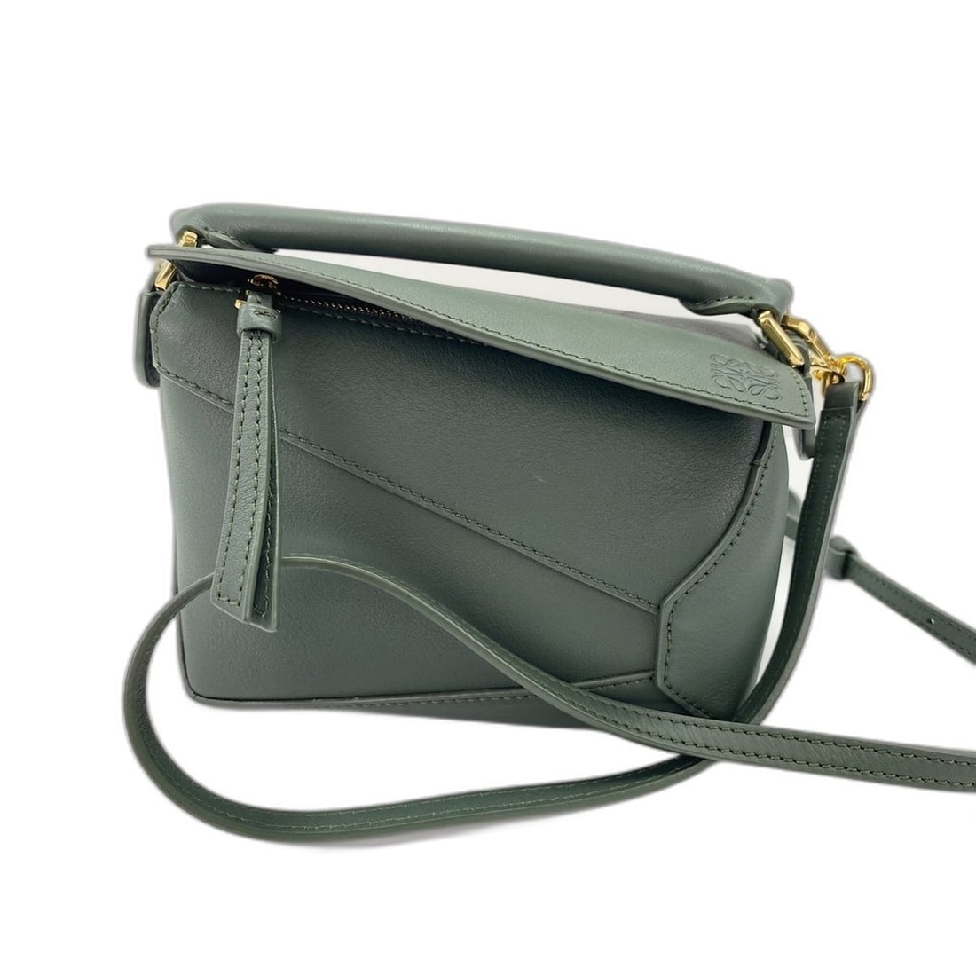 LOEWE Mini Puzzle Bag Shoulder Green: --- Catalog ---Category: SizeHandle Drop: 2.00cm / 0.79''Size (HxWxD): 13cm x 17cm x 7.5cm / 5.11'' x 6.69'' x 2.95''Strap Length: 106cm - 134cm / 41.73'' - 52.75''Category: DesignType: Shoulder bagCo