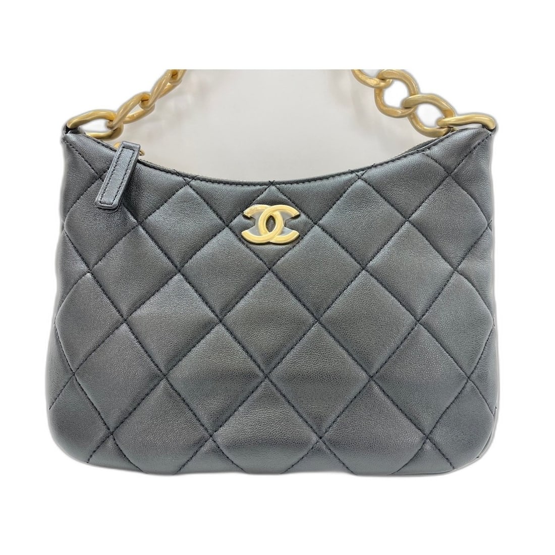 CHANEL Matelassé Shoulder Bag, Lambskin, Black: --- Catalog ---Category: SizeSize (HxWxD): 15cm x 23cm x 6cm / 5.9'' x 9.05'' x 2.36''Strap Length: 50cm / 19.68''Category: DesignType: Shoulder bagColor: BlackGender: WomenCategory: GeneralLine: Mate