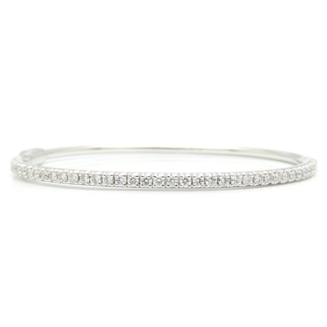 TIFFANY&Co. Tiffany Metro Hinge Bangle Diamond Bracelet 18K White Gold Women's 295809: --- Catalog ---Category: SizeWidth: 2.1mm - 3.5mm / 0.08'' - 0.13''Length: 15.5cm / 6.1''Weight: 11.5g / 0.4oz.Category: DesignType: BangleStone: DiamondGender: WomenMaterial: White gold (18K)Category