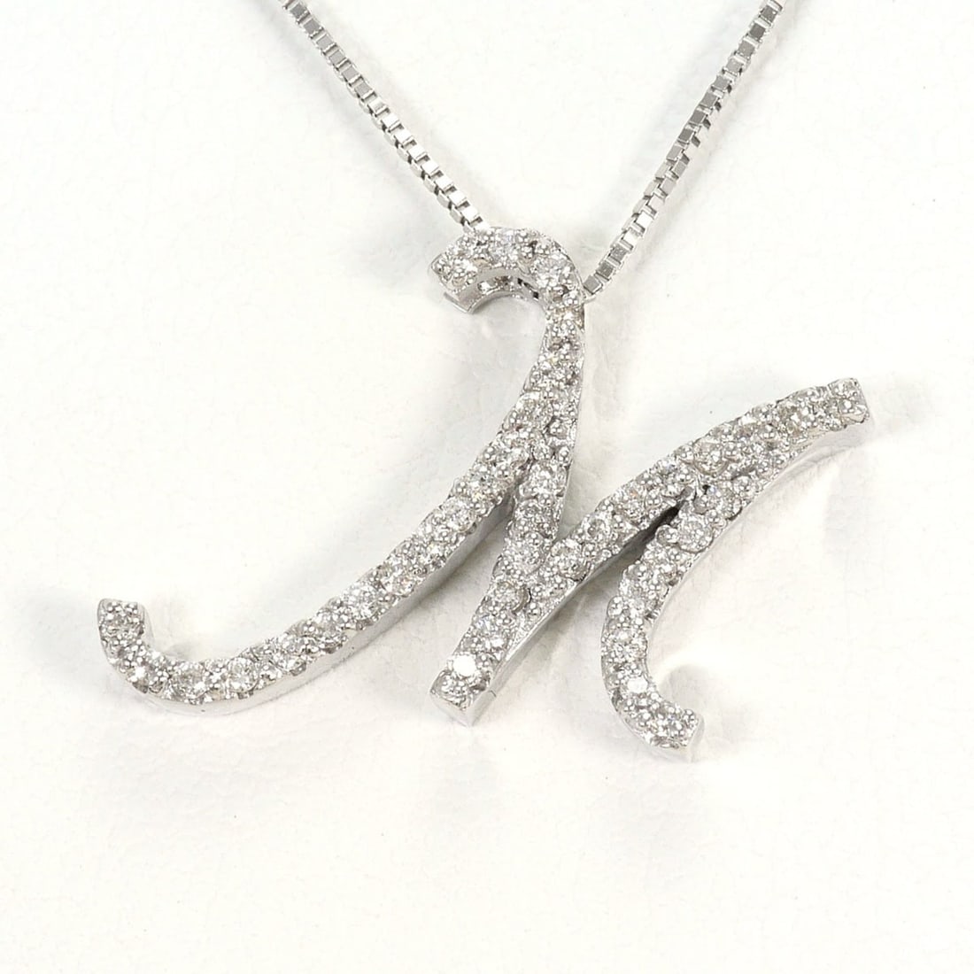 18K (18-karat white gold) necklace with 0.21ct diamond, total weight 3.5g, 40cm length. Jewelry.: --- Catalog ---Category: SizeWeight: 3.5g / 0.12oz.Pendant Size: 17mm x 16mm / 0.66'' x 0.62''Neck Circumference: 40 cm / 15.74''Category: DesignColor: White goldMetal: White GoldStone: DiamondGender:
