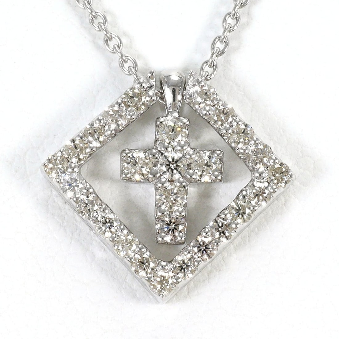 18K (18-karat white gold) necklace with 0.28ct diamond, card design, total weight 3.3g, 45cm length,: --- Catalog ---Category: SizeWeight: 3.3g / 0.11oz.Pendant Size: 13mm x 14mm / 0.51'' x 0.55''Neck Circumference: 45 cm / 17.71''Category: DesignColor: White goldMetal: White GoldStone: DiamondGender: