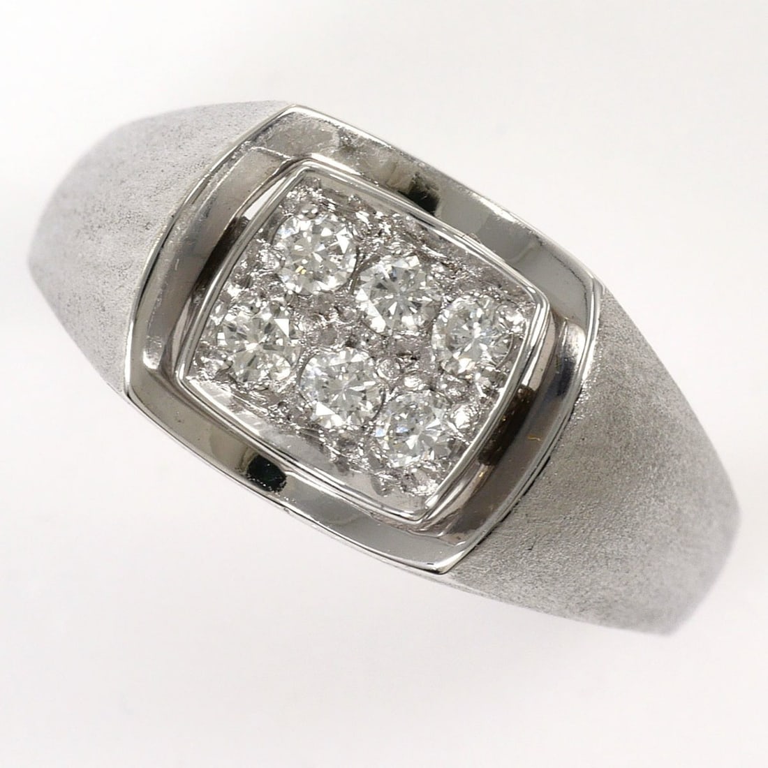 18K (18-karat white gold) ring with 1 diamond (0.23ct), card included, total weight 8.1g, jewelry.: --- Catalog ---Category: SizeWidth: 10mm / 0.39''Weight: 8.1g / 0.28oz.JP Size: 13US Size: 6.5Category: DesignType: Band ringColor: White goldMetal: White GoldStone: DiamondGender: WomenMaterial: Whit