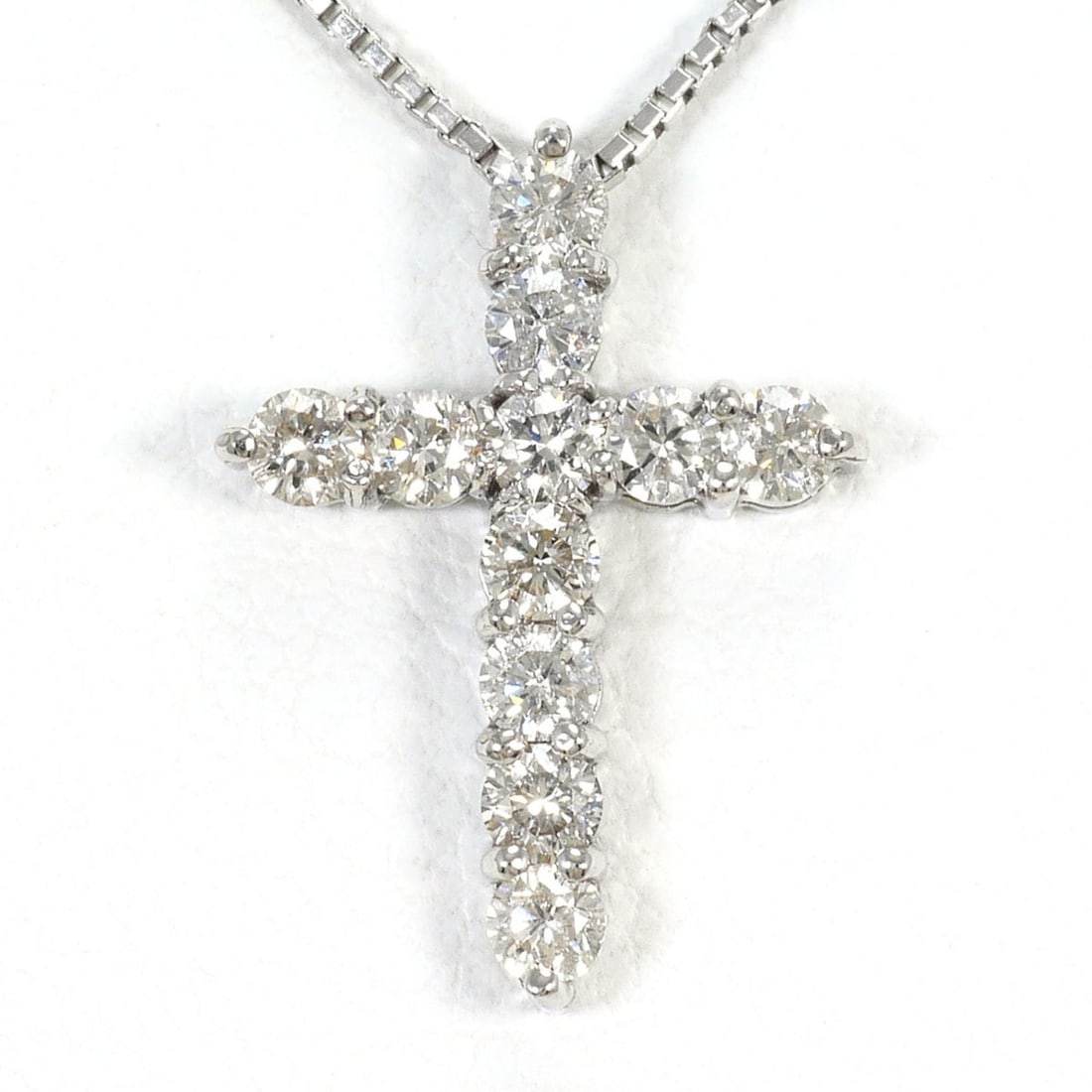 18K (18-karat white gold) necklace with 0.50ct diamond, card design, total weight 2.7g, 45cm length,: --- Catalog ---Category: SizeWeight: 2.7g / 0.09oz.Pendant Size: 16mm x 11mm / 0.62'' x 0.43''Neck Circumference: 45 cm / 17.71''Category: DesignColor: White goldMetal: White GoldStone: DiamondGender:
