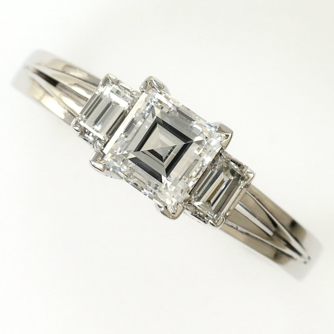 PT900 Platinum Ring, 1 Diamond (0.64ct) and 0.17ct (SI1 clarity), Certificate of Authenticity, Total: --- Catalog ---Category: SizeWidth: 6mm / 0.24''Weight: 4.4g / 0.15oz.JP Size: 11US Size: 6Category: DesignType: Band ringColor: PlatinumMetal: PlatinumStone: DiamondGender: WomenMaterial: Platinum 90