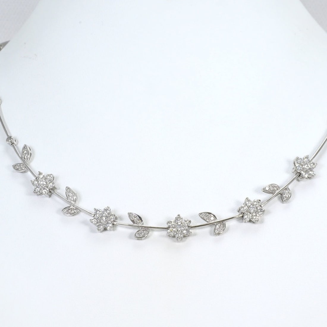 18K (18-karat white gold) necklace with a 2.10 ct diamond, card included, total weight 19.0g, 43cm: --- Catalog ---Category: SizeWeight: 19g / 0.67oz.Neck Circumference: 43 cm / 16.92''Category: DesignColor: White goldMetal: White GoldStone: DiamondGender: WomenMaterial: White gold (18K)Metal Purity