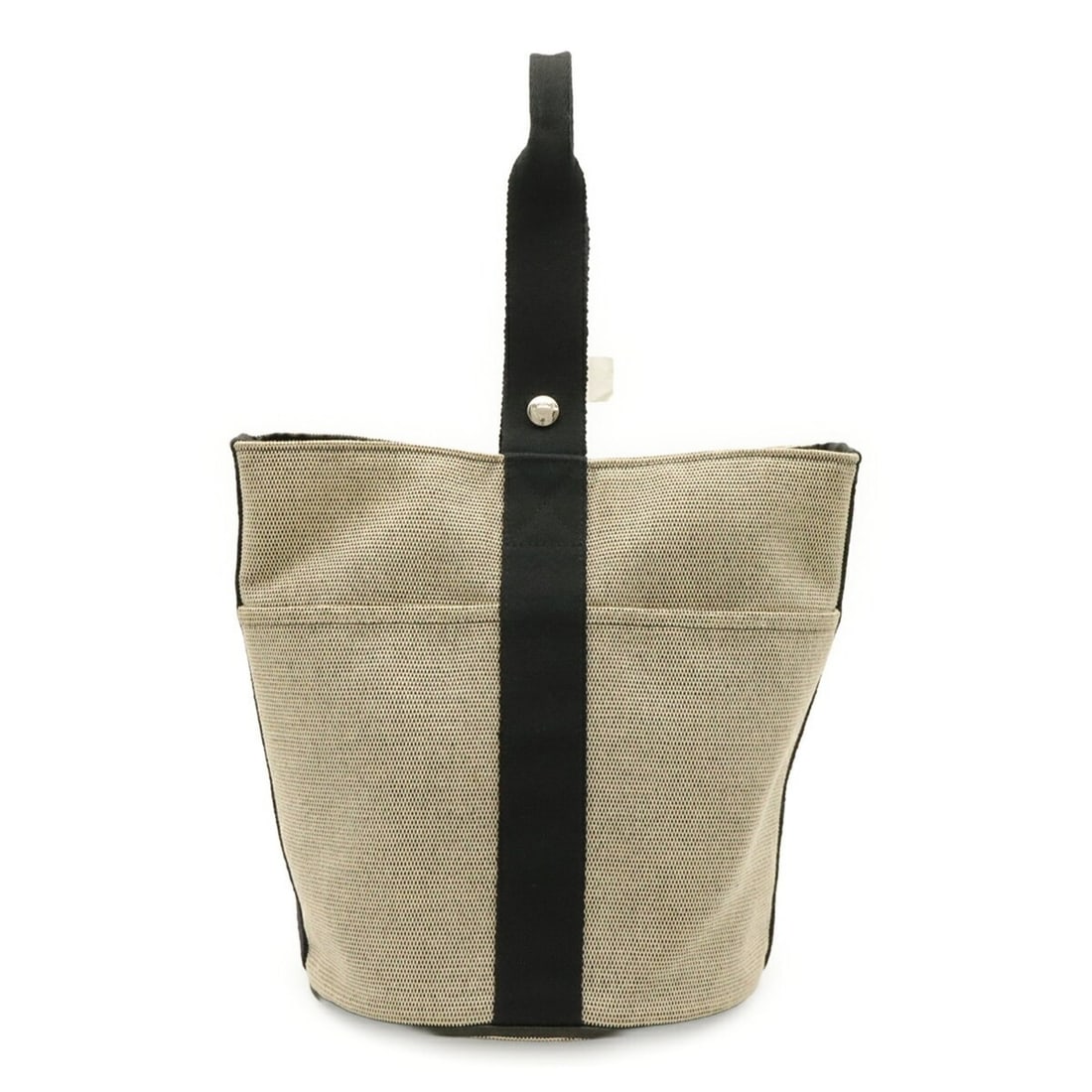 HERMES Saxo MM handbag, Toile H (beige/black): --- Catalog ---Category: SizeSize (HxWxD): 27cm x 29cm x 21cm / 10.62'' x 11.41'' x 8.26''Category: DesignType: HandbagColor: Beige, BlackGender: Men,WomenMaterial: Toile H Hardware Color: SilverCateg