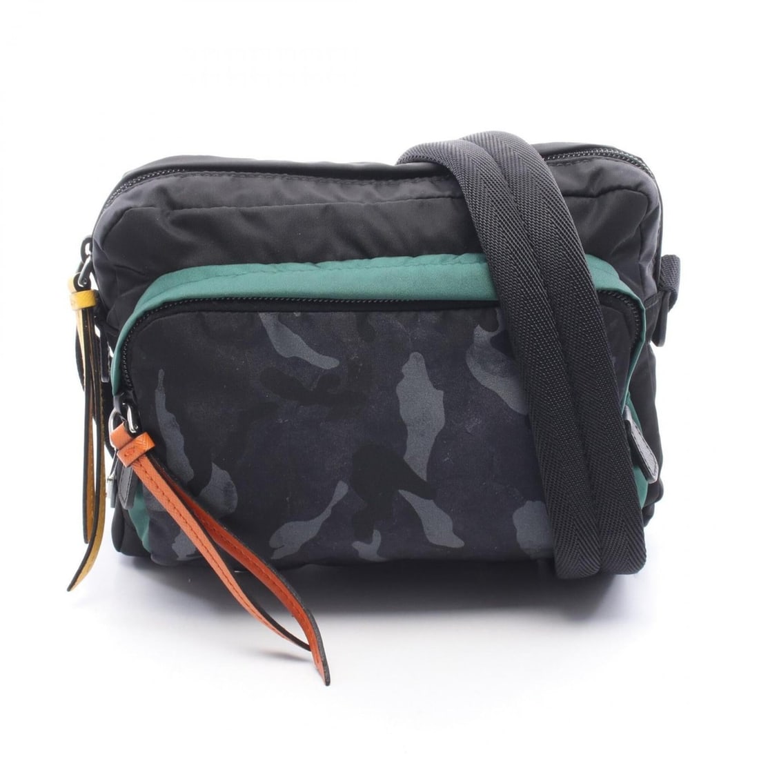 Prada camouflage shoulder bag/handbag, nylon and leather, men's, black, green, multicolor.: --- Catalog ---Category: SizeSize (HxWxD): 15cm x 20cm x 5cm / 5.9'' x 7.87'' x 1.96''Category: DesignType: Handbag, Shoulder bagColor: Black, Green, Multi-colorGender: MenMaterial: Nylon , Leather Ca