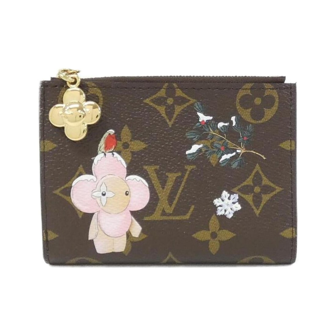 Louis Vuitton Monogram (Vivienne Winter Holiday) Portefeuille Lisa M15334 Wallet: --- Catalog ---Category: SizeSize (HxWxD): 8cm x 11cm x 2.5cm / 3.14'' x 4.33'' x 0.98''Category: DesignType: Wallet (bi-fold)Color: Marron, PinkGender: WomenMaterial: Coated canvas Category: GeneralM