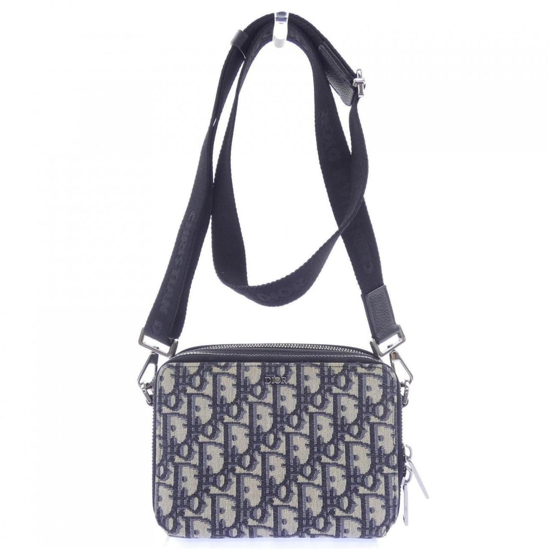 Christian Dior Dior DIOR Zip Pouch with Strap, Oblique Jacquard, 2OBBC119YSE Handbag: --- Catalog ---Category: SizeSize (HxWxD): 12cm x 17cm x 5cm / 4.72'' x 6.69'' x 1.96''Category: DesignType: HandbagColor: Beige, NavyGender: MenCategory: GeneralMPN: 2OBBC119YSEBrand: Christian Dior-