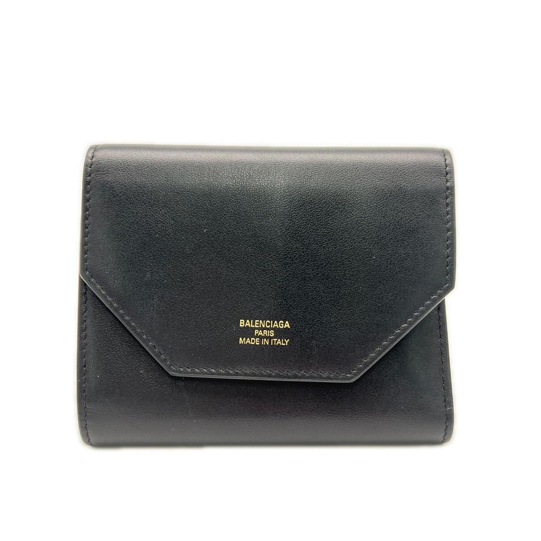 BALENCIAGA Smooth Calf Leather Envelope Zip Mini Wallet 781575 Tri-fold Black Men's: --- Catalog ---Category: SizeSize (HxWxD): 9.5cm x 11.5cm x 2cm / 3.74'' x 4.52'' x 0.78''Category: DesignType: Wallet (tri-fold)Color: BlackGender: MenCategory: GeneralMPN: 781575Brand: Balenciaga---