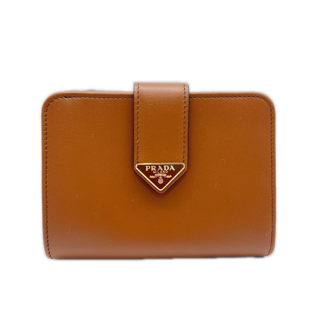 PRADA Triangle Logo Compact Wallet 1MV204 Bi-fold Brown Saffiano Leather Women's: --- Catalog ---Category: SizeSize (HxWxD): 8.5cm x 12cm x 2.5cm / 3.34'' x 4.72'' x 0.98''Category: DesignType: Wallet (bi-fold)Color: BrownGender: WomenMaterial: Saffiano Category: GeneralMPN: 1MV204