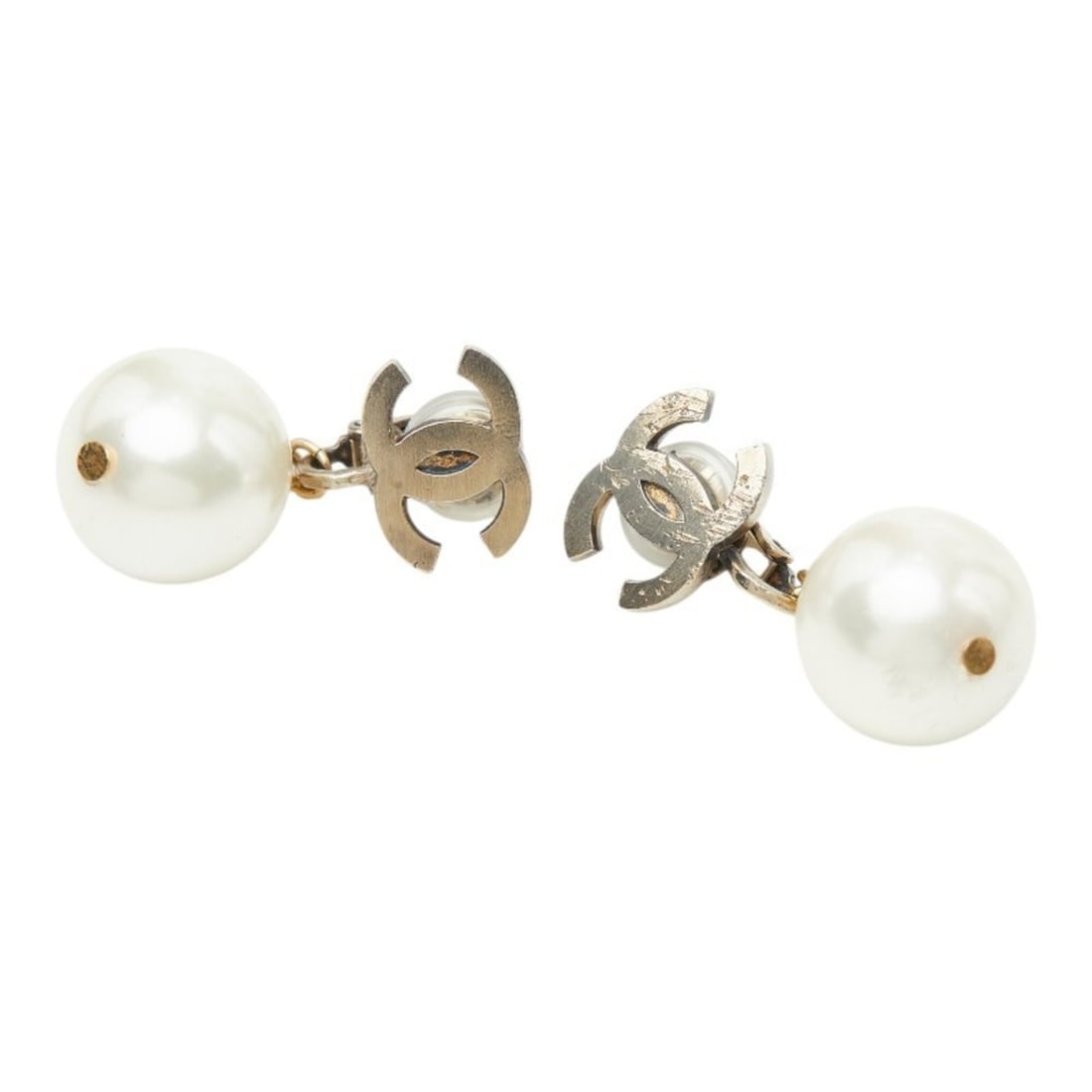 Chanel Coco Mark Swing Earrings, 09A Engraving, Gold and White Plated, Faux Pearl, Women's CHANEL: --- Catalog ---Category: SizeSize (HxWxD): 33.20mm x 14.10mm / 1.31'' x 0.56''Category: DesignType: Clip earringsColor: Gold, WhiteGender: WomenMaterial: Artificial pearl, Gold platingCategory: Genera