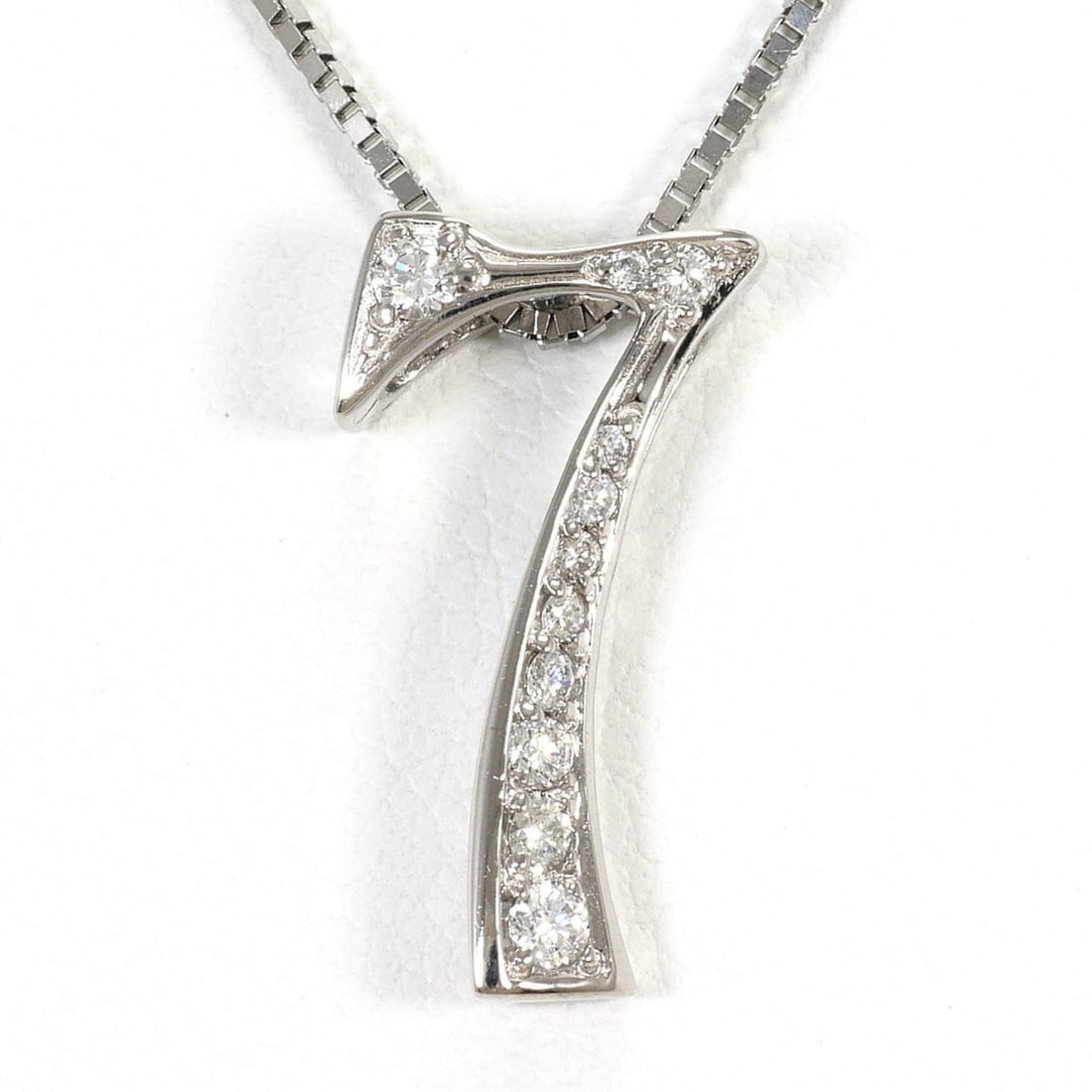 18K (18-karat white gold) necklace with 0.17ct diamond, card design, total weight 3.8g, 45cm length,: --- Catalog ---Category: SizeWeight: 3.8g / 0.13oz.Pendant Size: 18mm x 10mm / 0.7'' x 0.39''Neck Circumference: 45 cm / 17.71''Category: DesignColor: White goldMetal: White GoldStone: DiamondGender: 