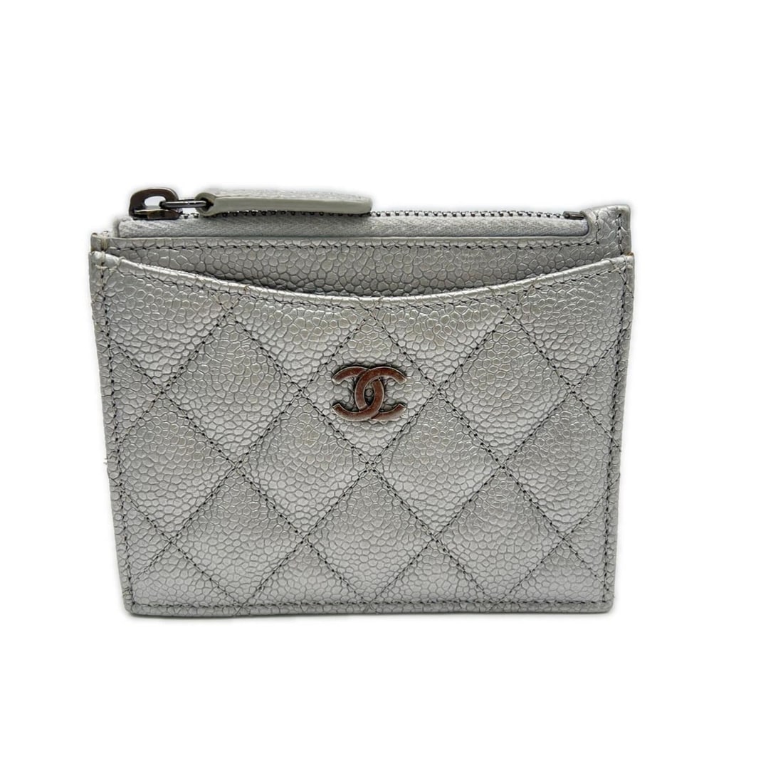 CHANEL Caviar Skin Matelassé Coco Mark Wallet/Coin Case AP0219 Silver Women's: --- Catalog ---Category: SizeSize (HxWxD): 9cm x 11cm x 5.00mm / 3.54'' x 4.33'' x 0.19''Category: DesignType: Coin purse/coin caseColor: SilverGender: WomenMaterial: Grained Calfskin Category: Genera