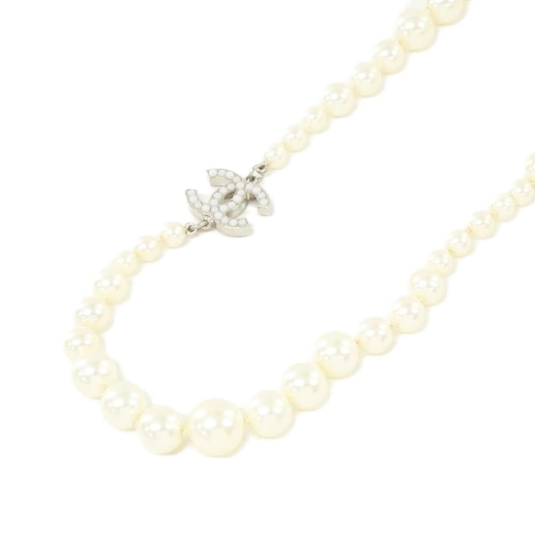 Chanel 27012 Necklace: --- Catalog ---Category: SizePendant Size: 15mm x 20mm / 0.59'' x 0.78''Neck Circumference: 90 cm / 35.43''Category: DesignColor: WhiteGender: WomenNecklace Type: NecklaceCategory: GeneralMPN: