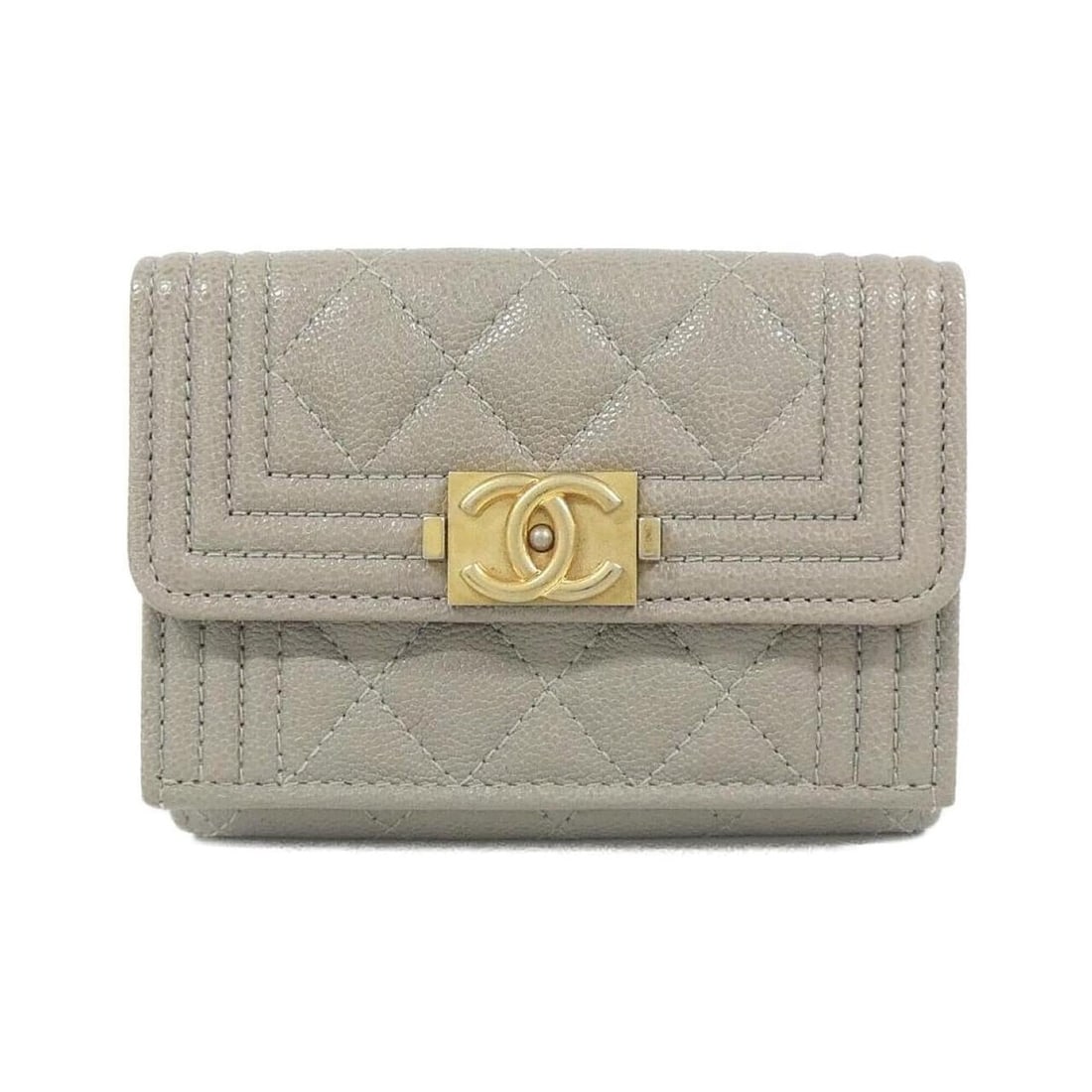 Chanel Boy line 84432 wallet: --- Catalog ---Category: SizeSize (HxWxD): 7.5cm x 10.5cm x 3cm / 2.95'' x 4.13'' x 1.18''Category: DesignType: Wallet (tri-fold)Color: GrayGender: WomenMaterial: Grained Calfskin Category: GeneralMPN