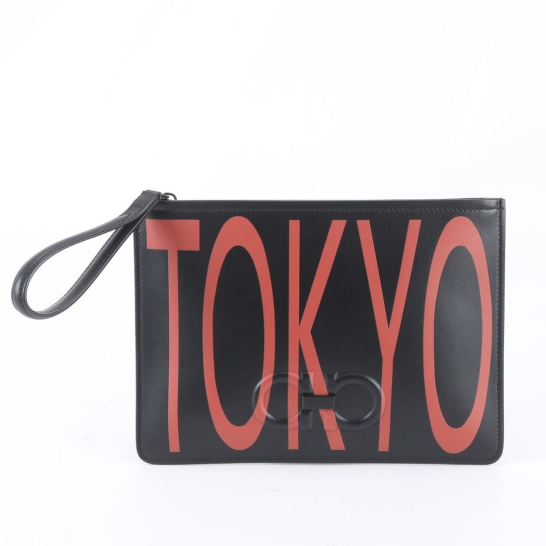 Salvatore Ferragamo Gancini TOKYO Leather Second Bag Clutch Handbag Pouch for Men: --- Catalog ---Category: SizeSize (HxWxD): 21cm x 29cm x 1cm / 8.26'' x 11.41'' x 0.39''Handle Length: 35cm / 13.77''Category: DesignType: HandbagColor: Black, Red colorGender: MenMaterial: Leather Ca