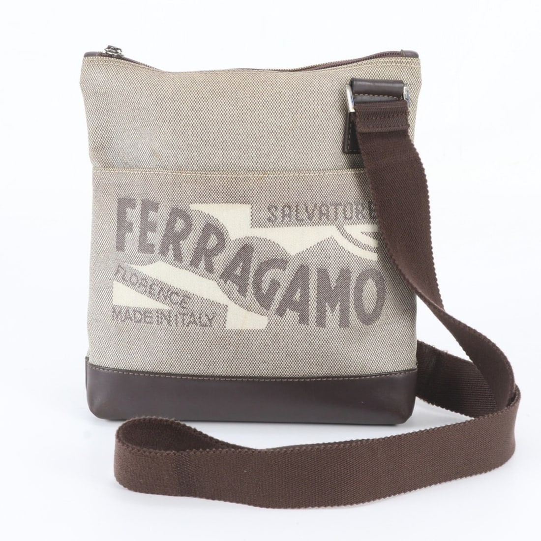 Salvatore Ferragamo 247243 Leather Shoulder Bag Messenger for Men: --- Catalog ---Category: SizeSize (HxWxD): 26cm x 23cm x 4cm / 10.23'' x 9.05'' x 1.57''Strap Length: 130cm / 51.18''Category: DesignType: Shoulder bagColor: Beige, BrownGender: MenMaterial: Leather ,